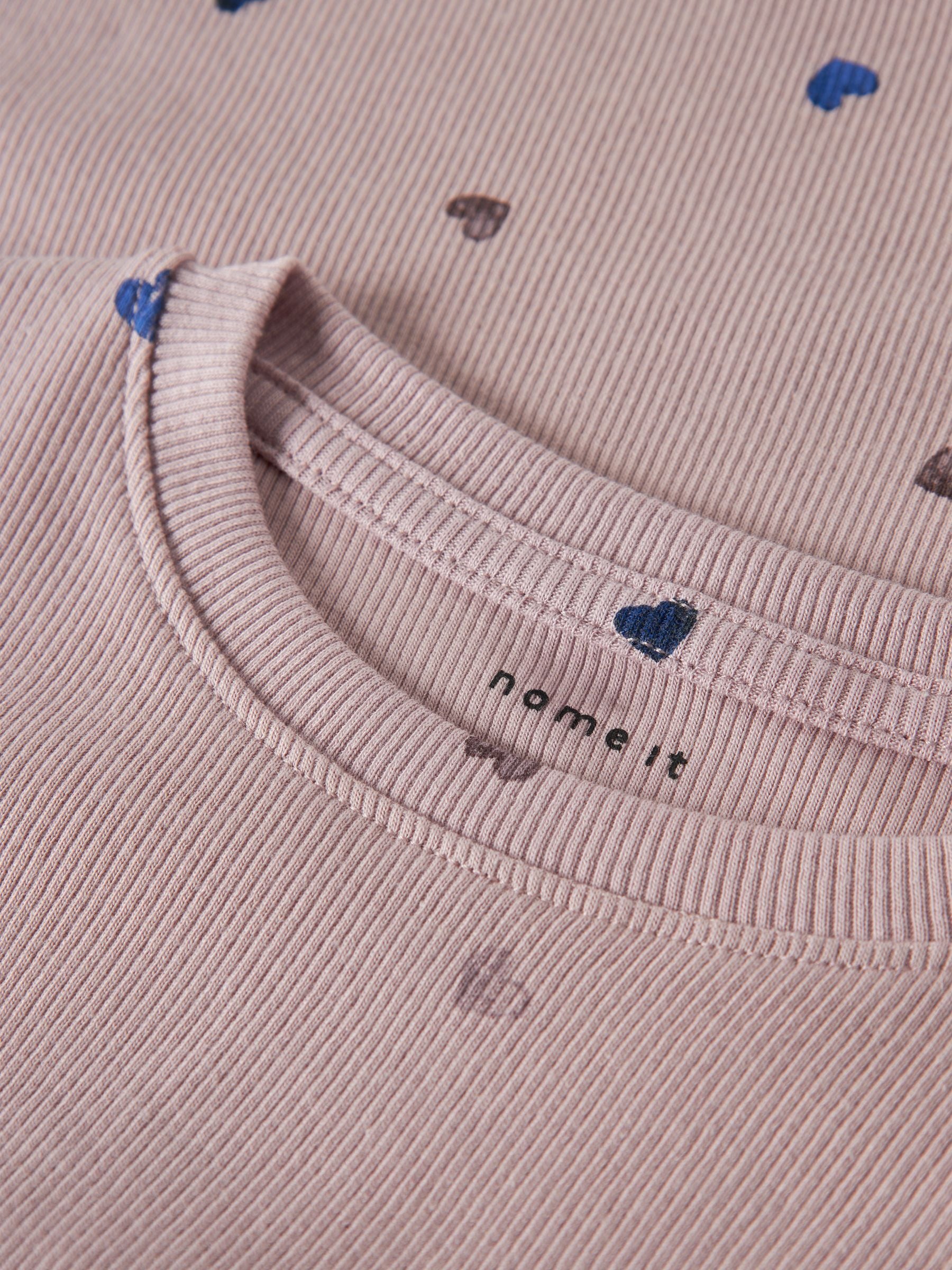 Name It Langarmshirt »NMFNUTTI LS TOP NOOS« mit tollem Herzchen-Alloverprint