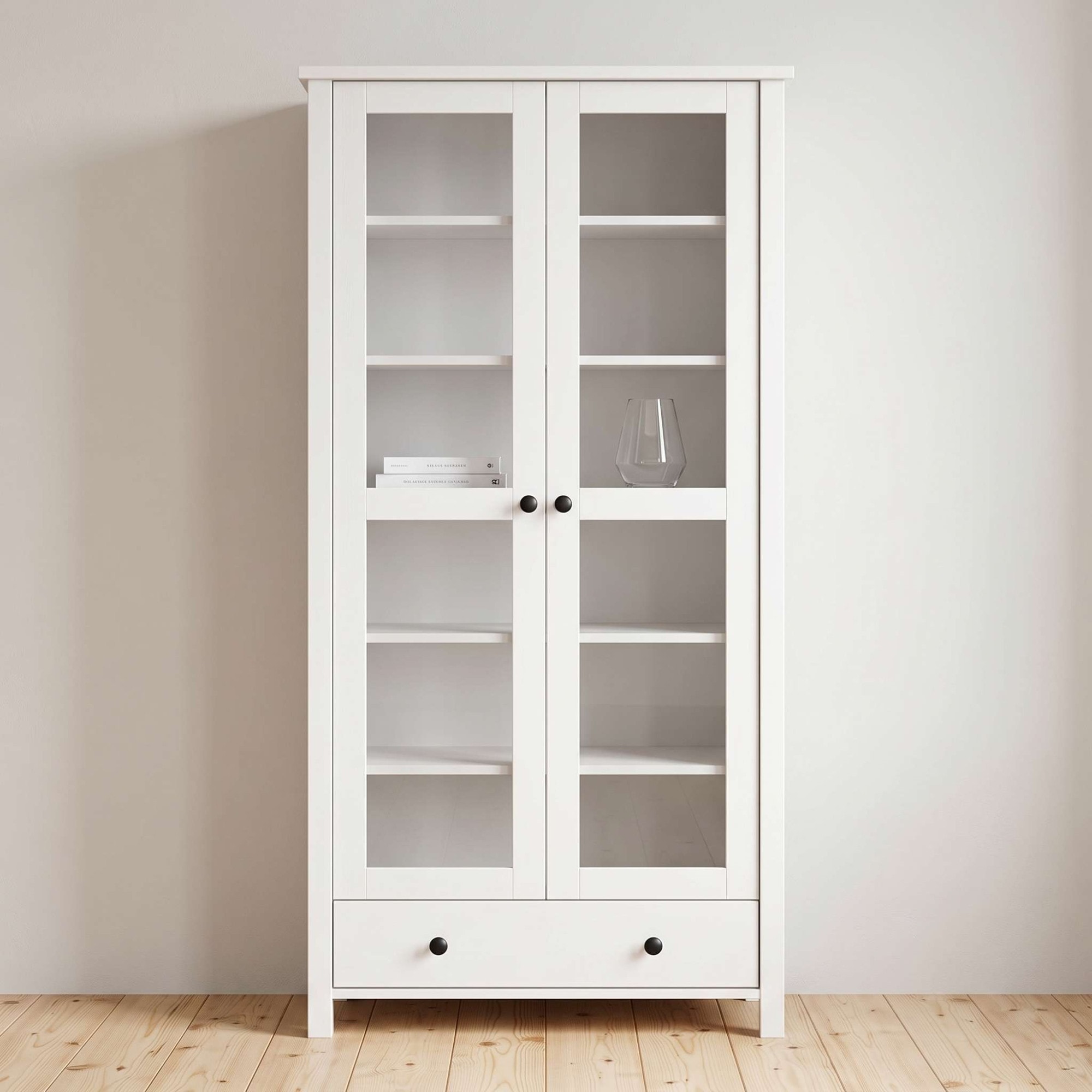 GOODproduct Vitrine »Mikkeli Glasvitrine mit 1 Schubkasten, Knopfgriffen aus Metall« aus massiver FSC®-zertifizierter Kiefer, moderner Landhausstil