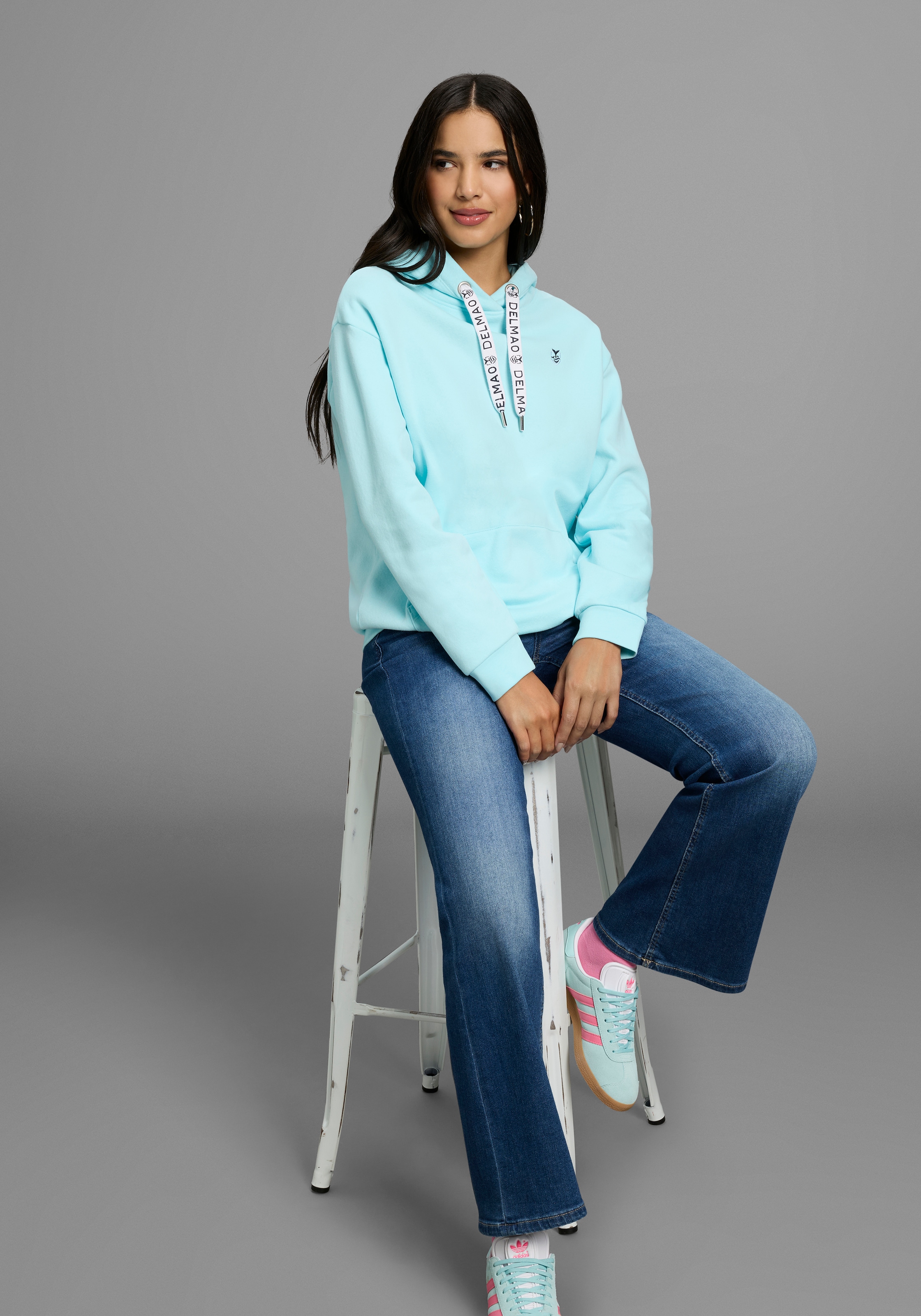 DELMAO Kapuzensweatshirt, Weiche Baumwollmischung mit Kängurutasche und bedruckter Kordel
