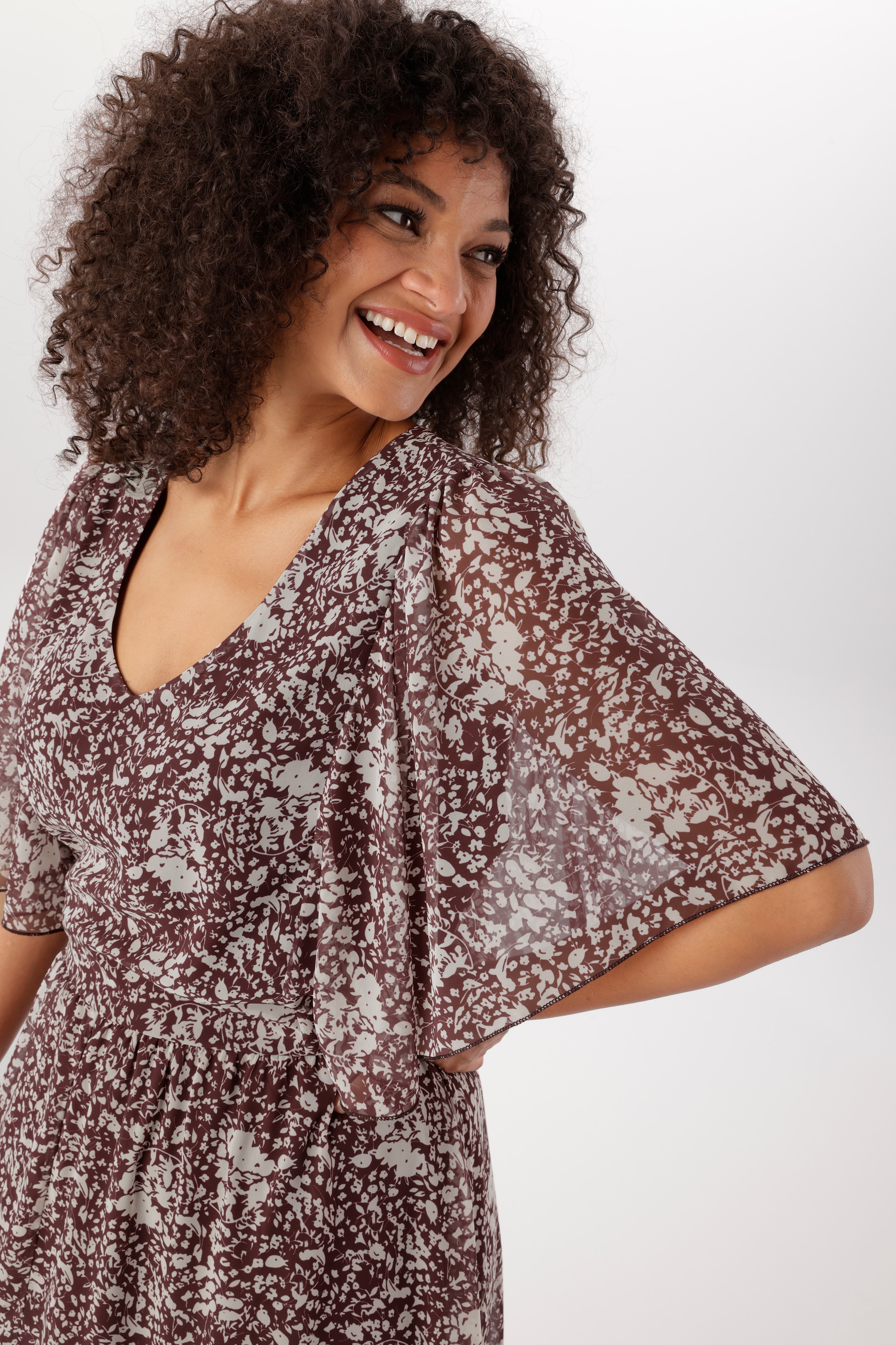 Aniston PLUS Robe en mousseline de soie à motif discret - NOUVELLE COLLECTION