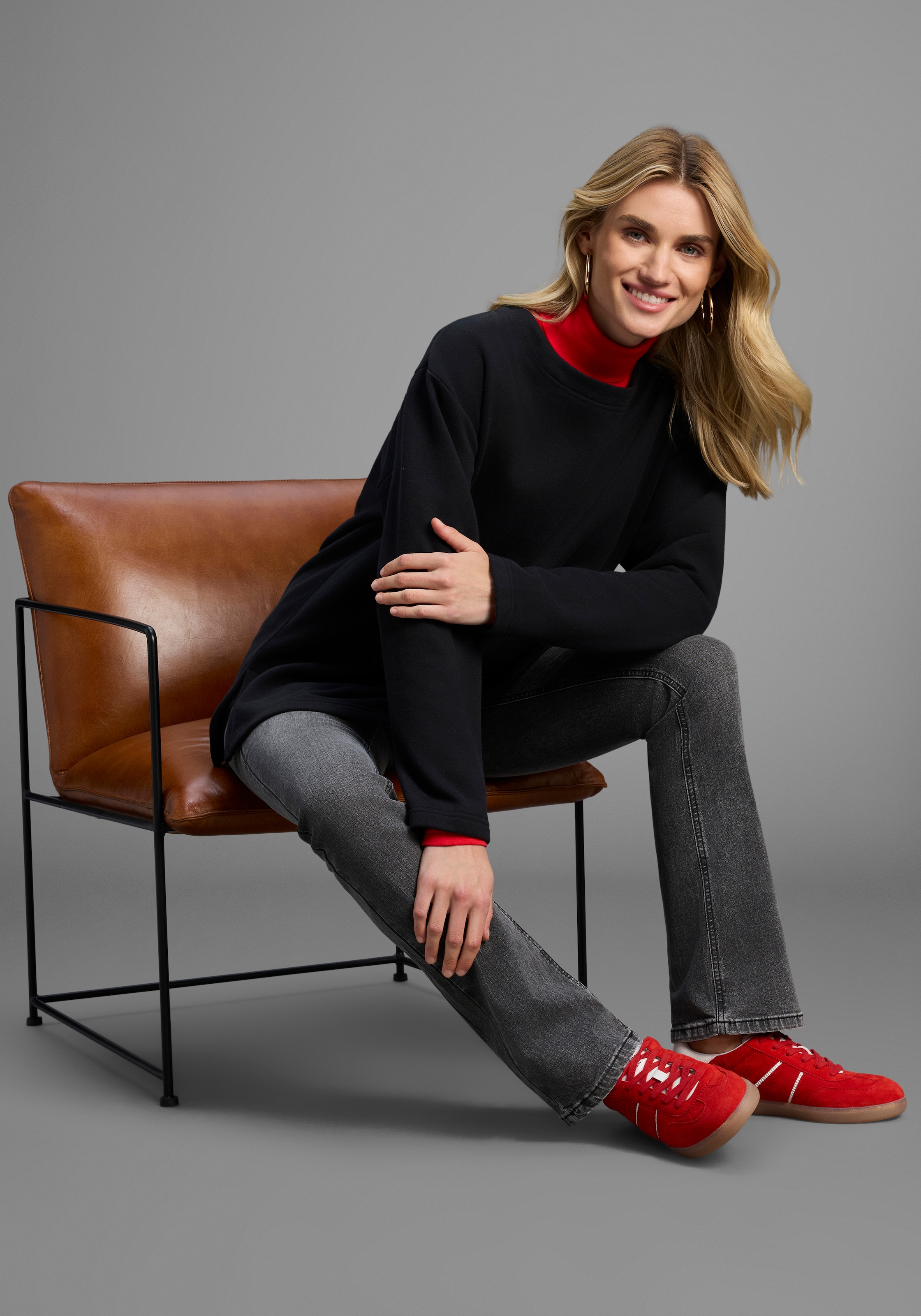 Laura Scott Sweater , Lässig-weiter Sweater mit komfortabler Passform und Seitenschlitzen.
