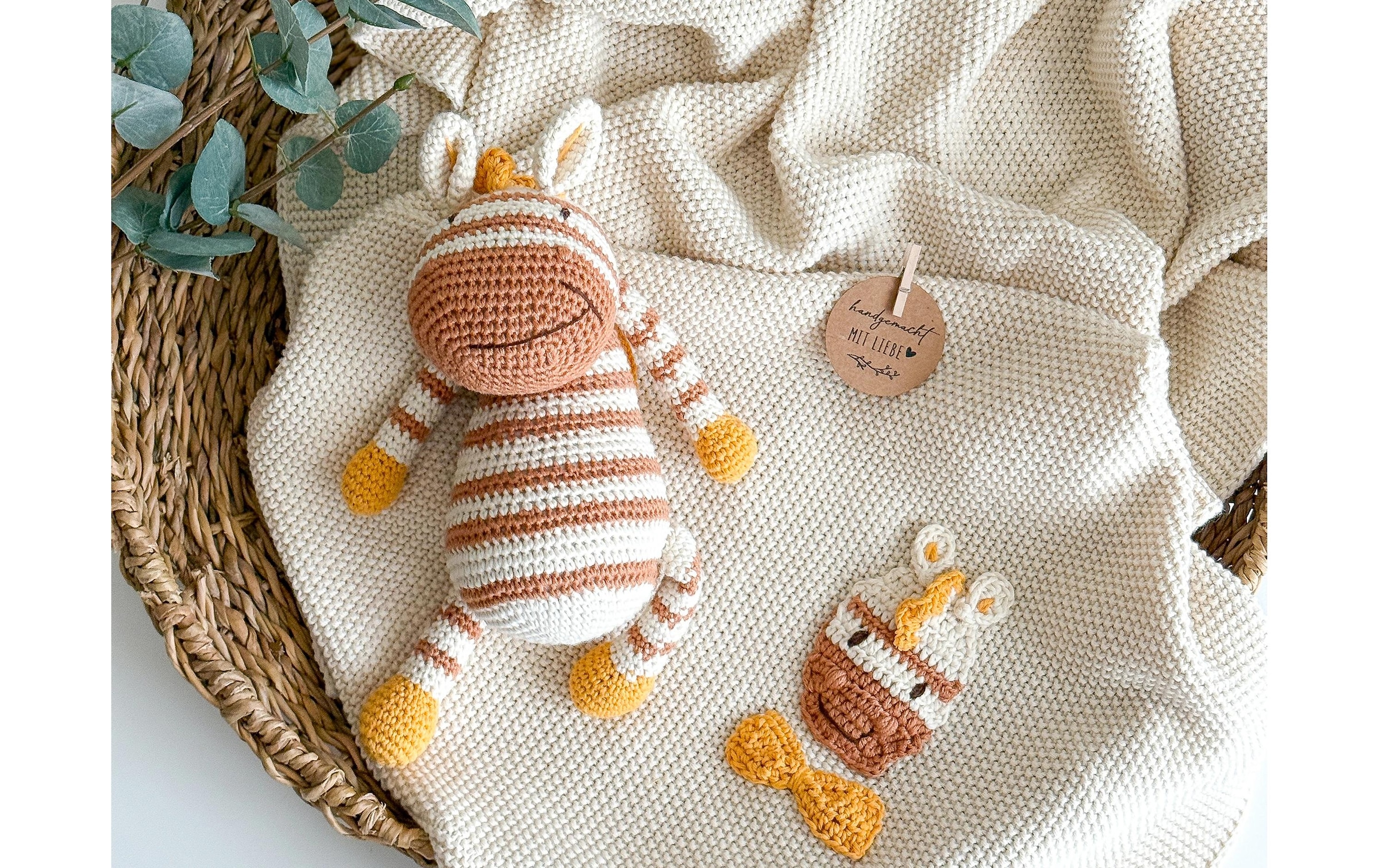   Neugeborenen-Geschenkset »Welcomebabybox Enno – Decke & Zebra« 2 Stk. Kuschelige 2-teilige Geschenkbox für Babys