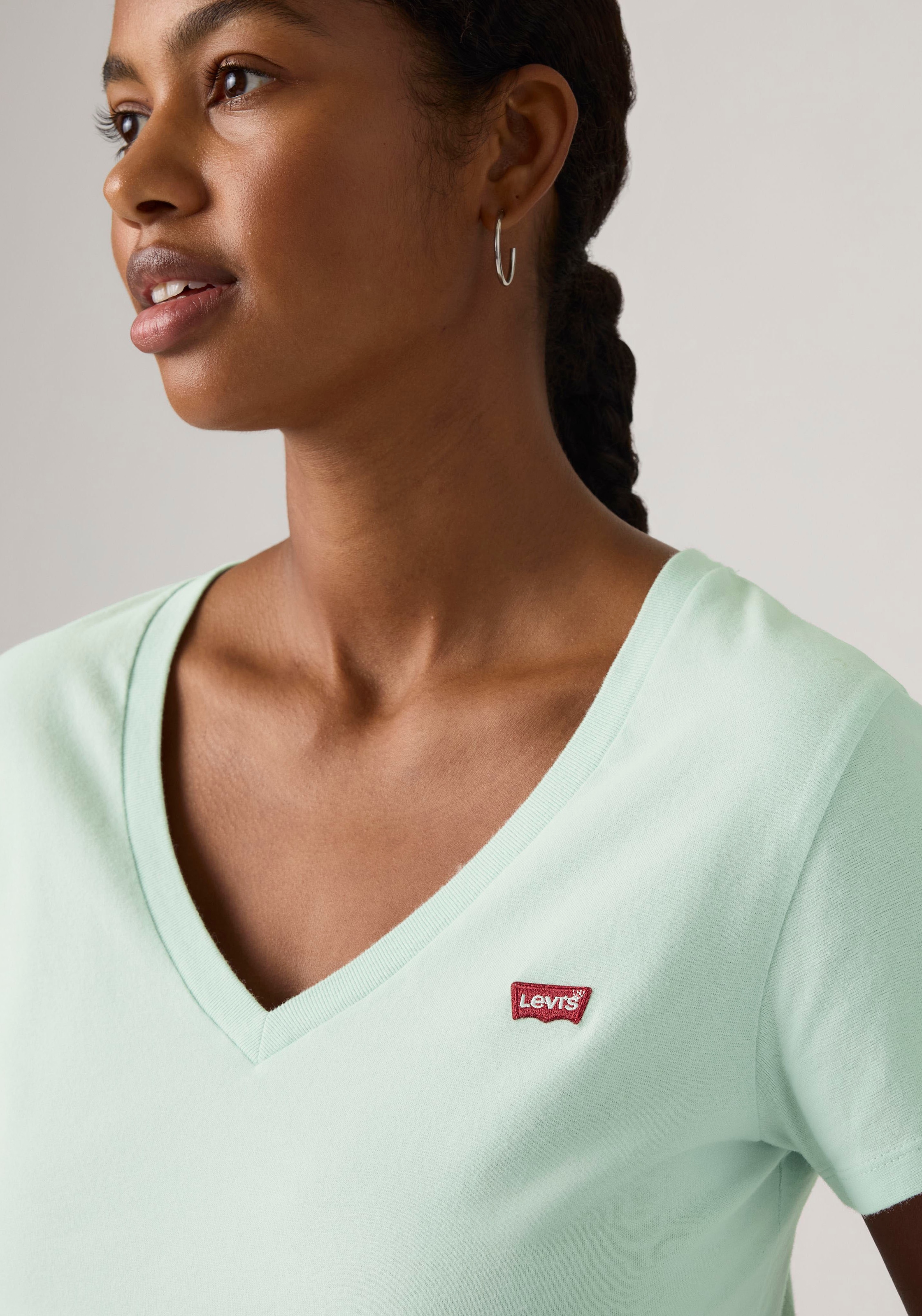 Levi's® T-shirt en V »Perfect Tee« mit kleinem Batwing- Logo