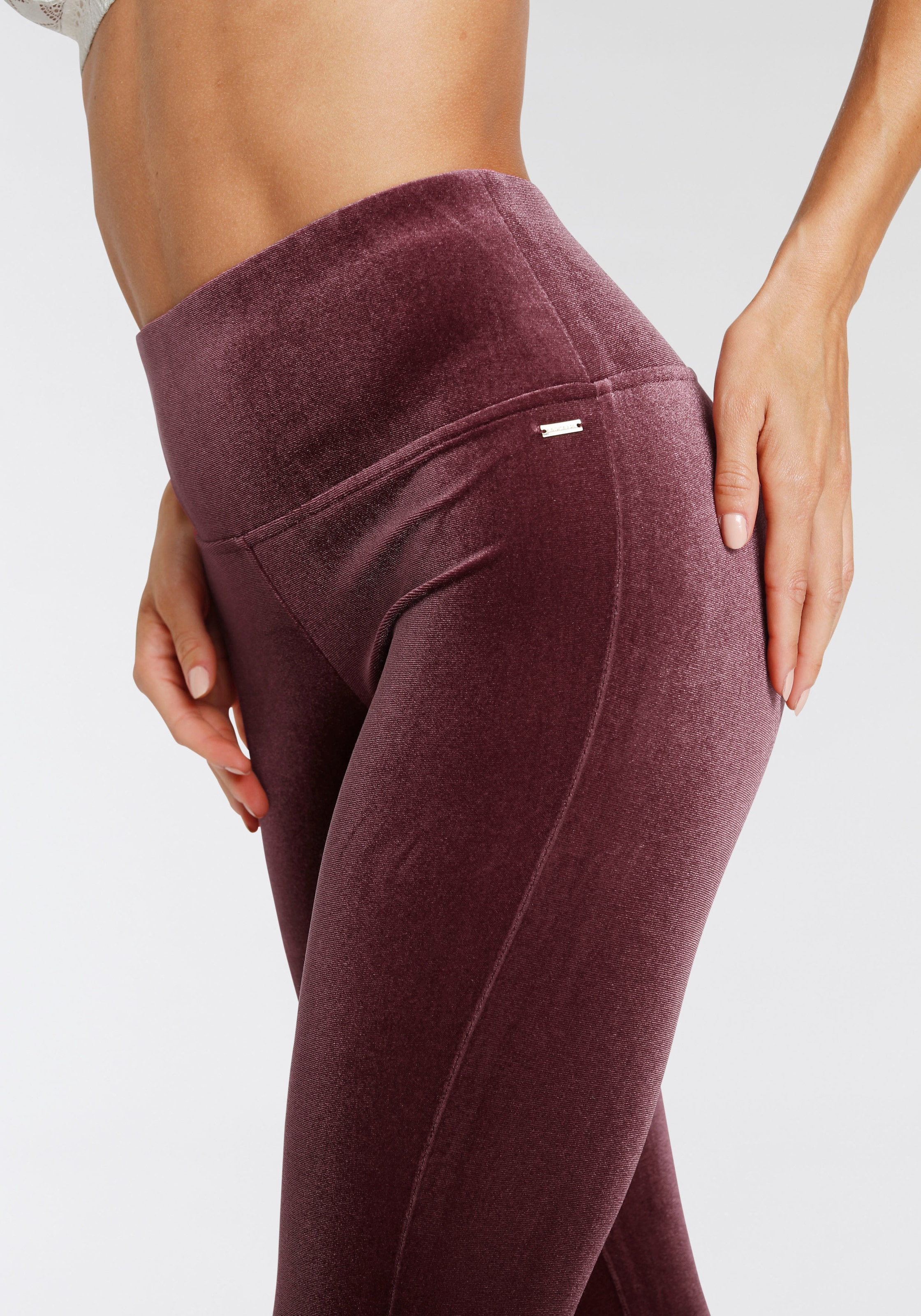 LASCANA Leggings, in weicher, elastischer Samtoptik