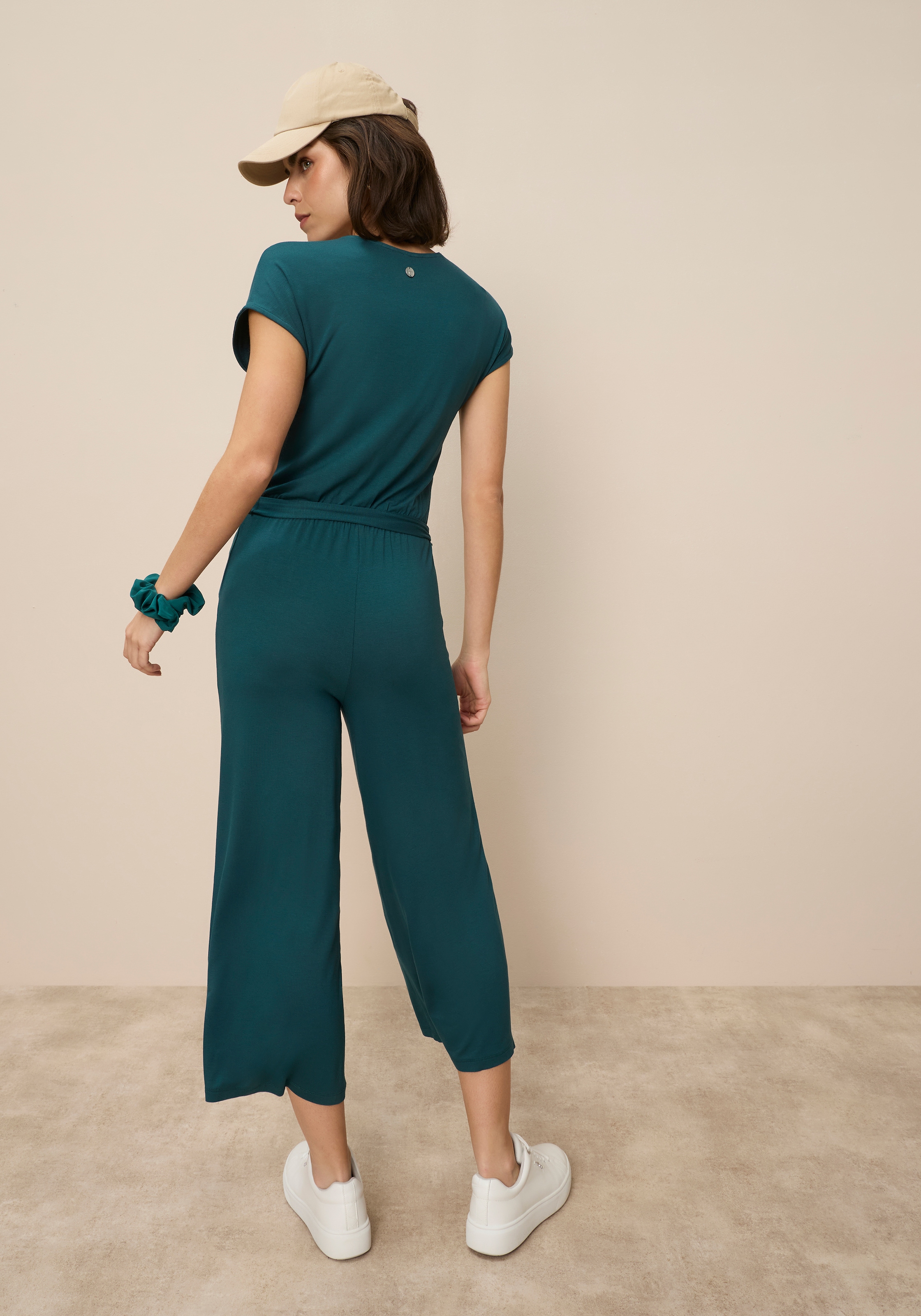 Tamaris Combinaison culotte »mit figurumspielendem Schnitt, aus fliessender Viskose-Qualität« avec patte de boutonnage et lien