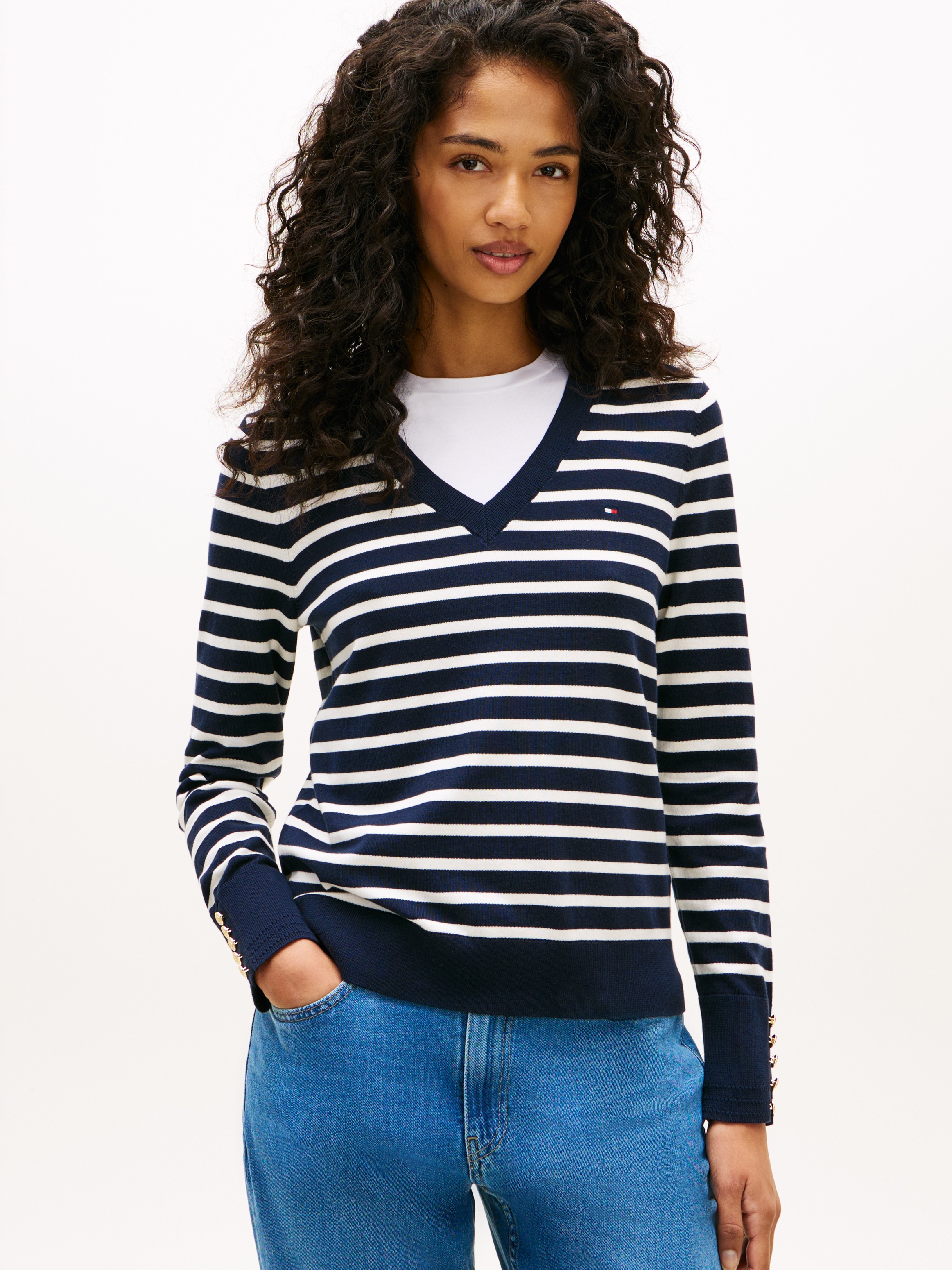 Tommy Hilfiger Pull en tricot »STITCH V-NECK« avec détail bouton sur la manche, coupe régulière