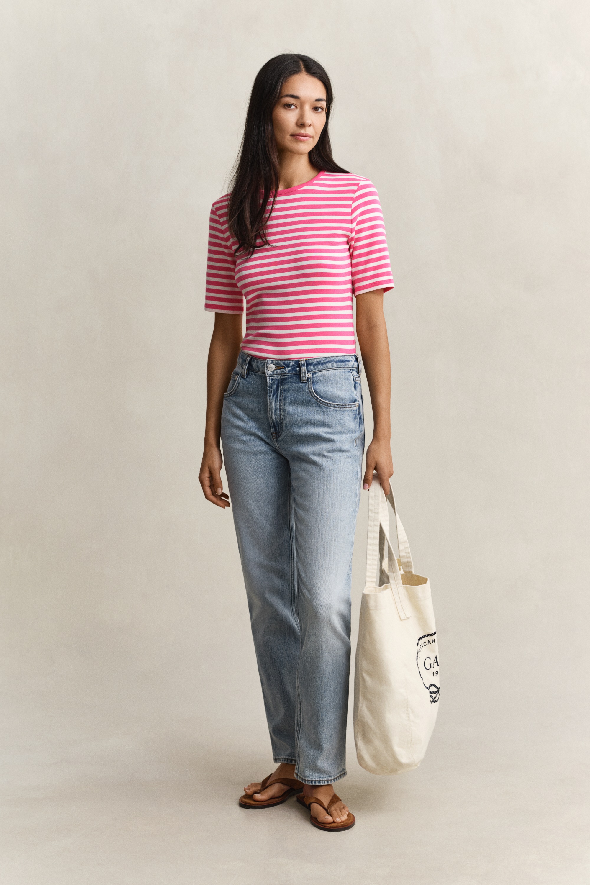Gant T-shirt »SLIM STRIPED 1X1 RIBBED KA T-SHIRT« mit dezentem Logoschriftzug am Ärmelabschluss