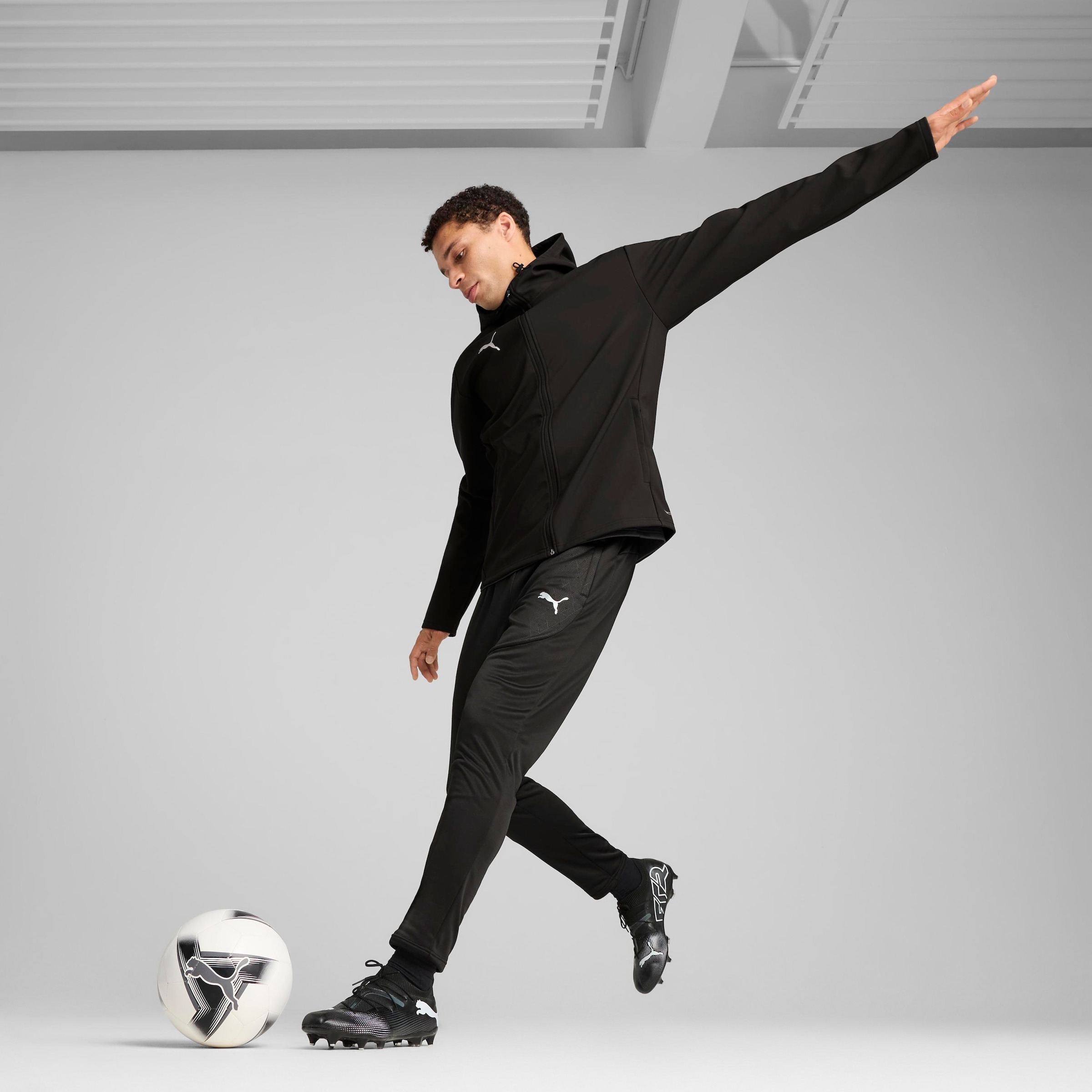 PUMA Softshelljacke »TEAMADDITIONS SOFTSHELL JACKET« mit Kapuze für Fussball und sportliche Aktivitäten, mit Kapuze