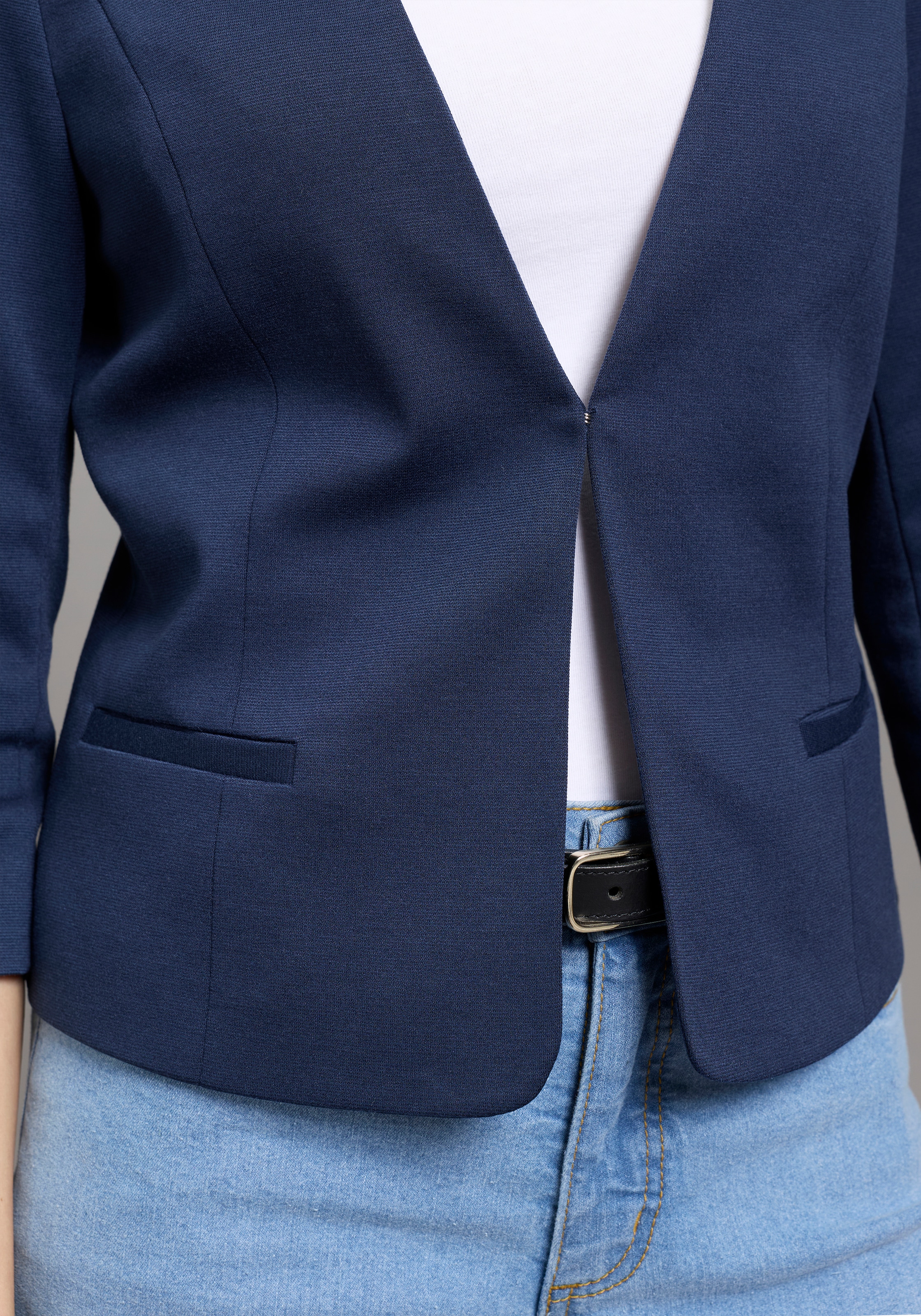 Laura Scott Blazer court aus elastischer Jerseyware, mit Hakenverschluss