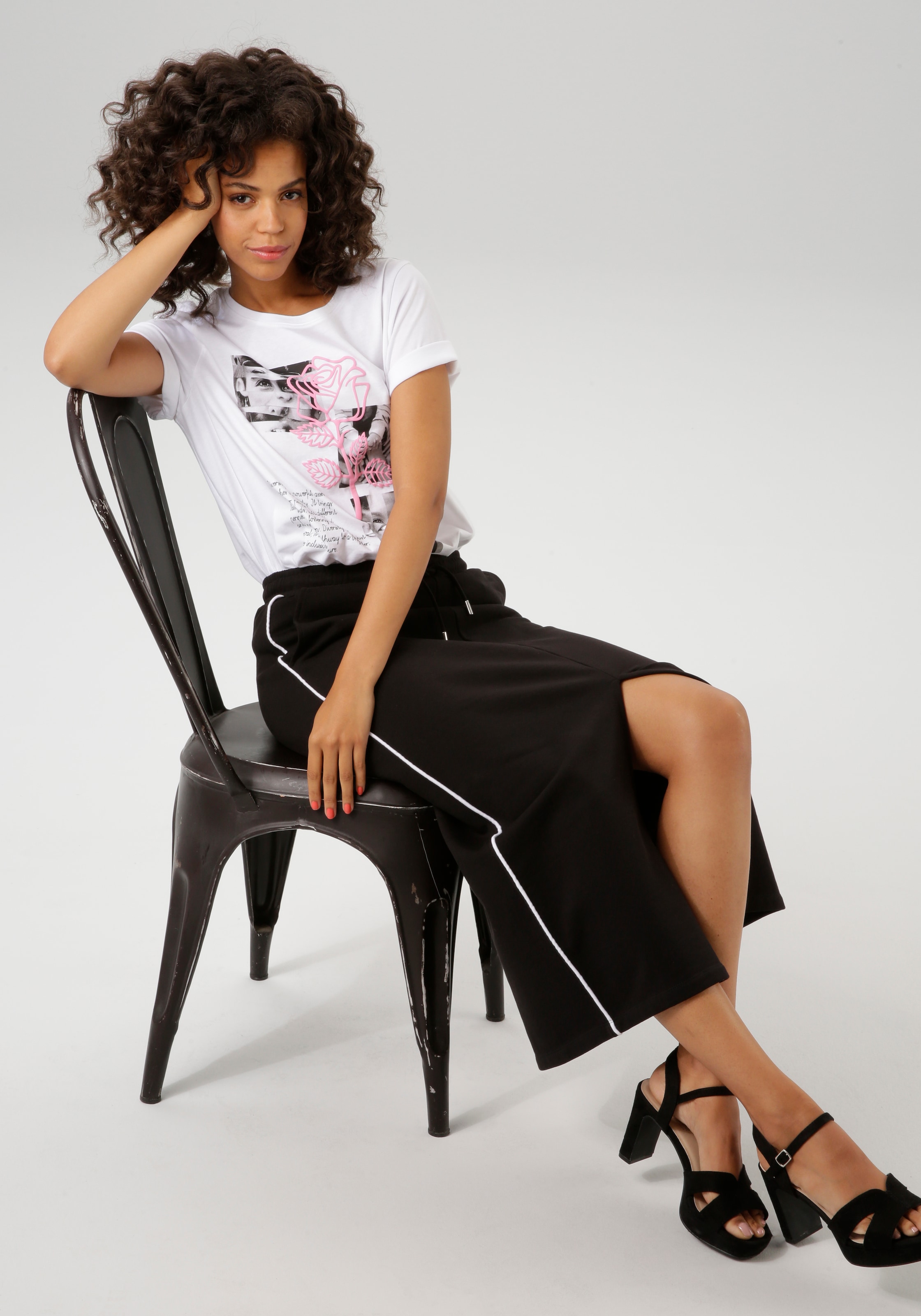 Aniston CASUAL T-Shirt, mit Rose verzierter Diversity-Frontprint