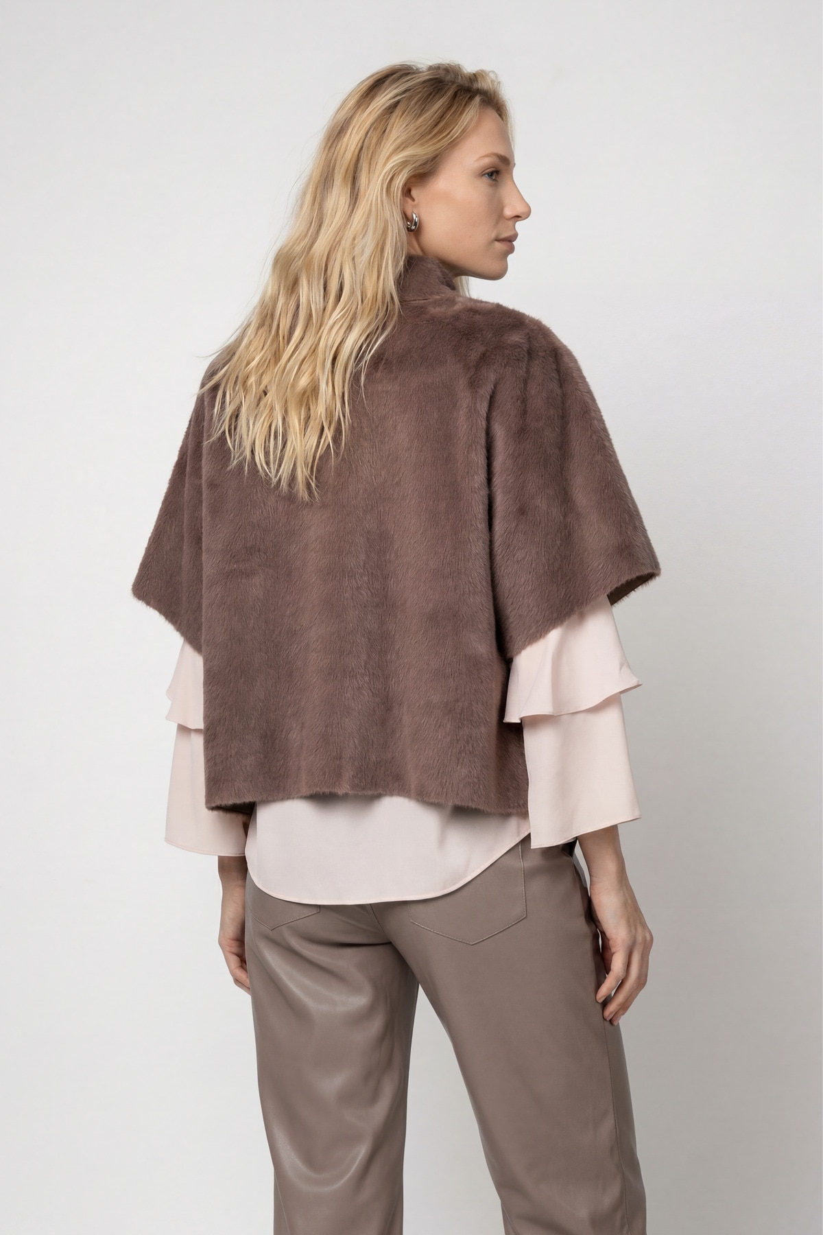 Monari Veste en fausse fourrure »Jacke Cape fake fur« sans capuche coupe régulière avec col montant
