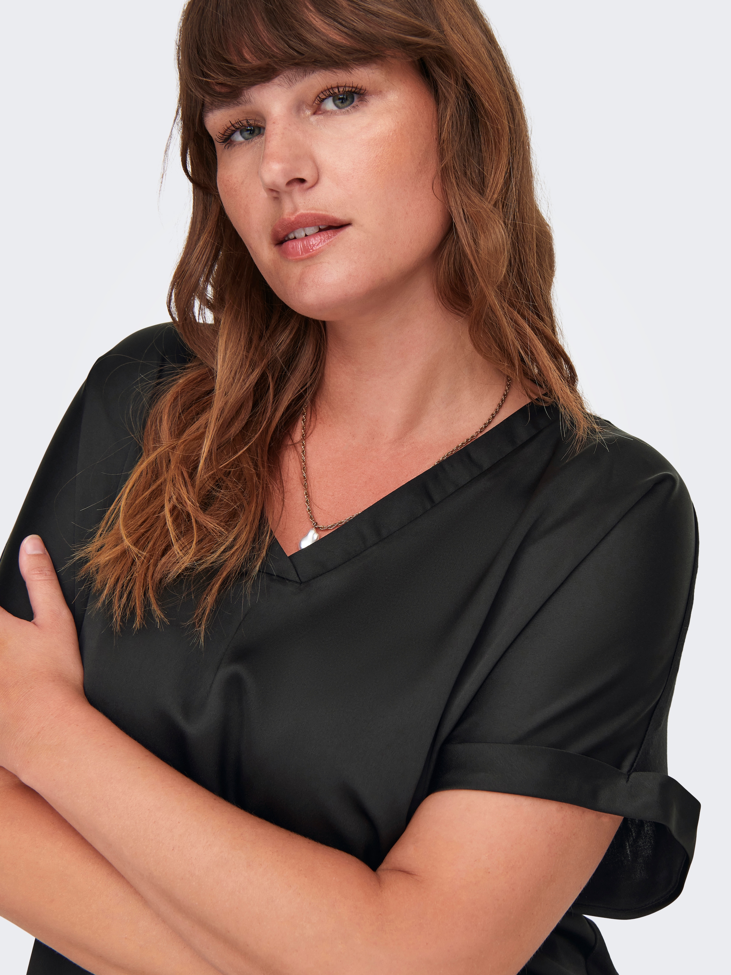 ONLY CARMAKOMA Kurzarmshirt »CARBRYNJA LIFE S/S IN-ONE TOP WVN«, in glänzender Optik