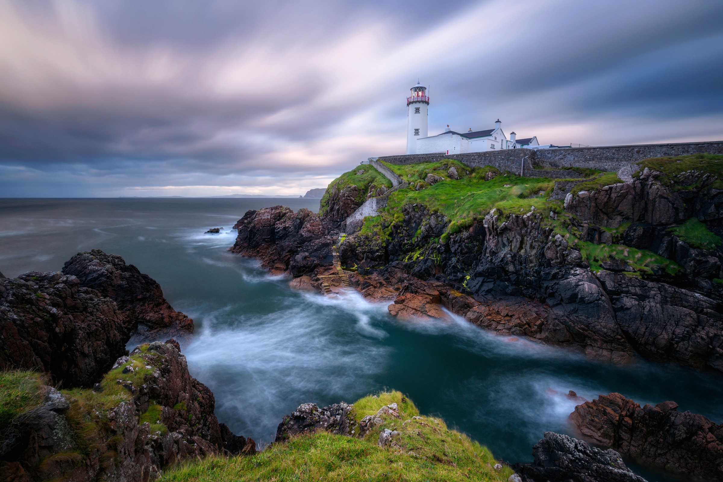 Image of Papermoon Fototapete »Photo-Art DANIEL GASTAGER, FANAD HEAD LEUCHTTURM«, Vliestapete, hochwertiger Digitaldruck, inklusive Kleister bei Ackermann Versand Schweiz