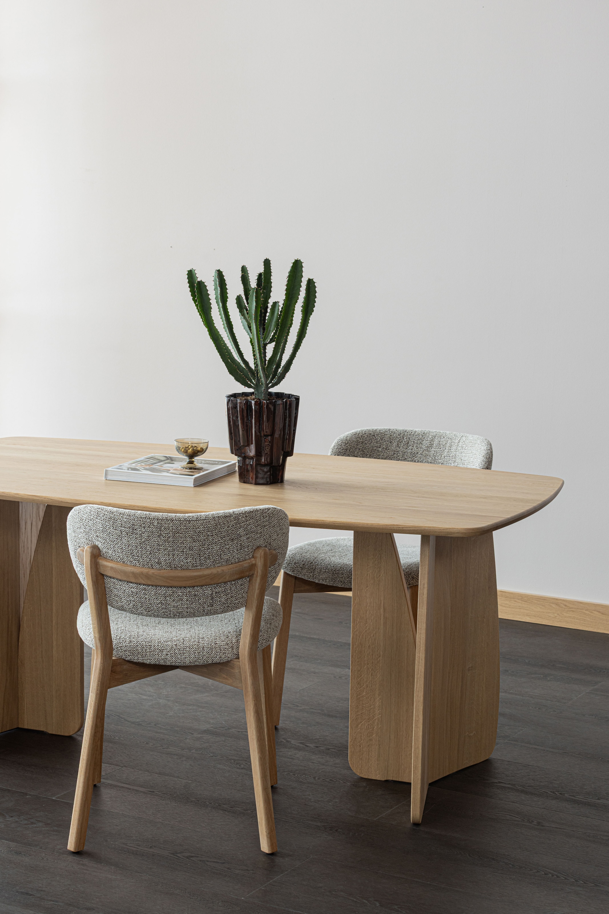 WOOOD Loungesessel »Udar mit Eichenholzgestell und More-Melange-Bezug, B68 x T75 x H76 cm« Sehr hohe Verschleissfestigkeit, Armlehnen integriert, Tragkraft 120 kg