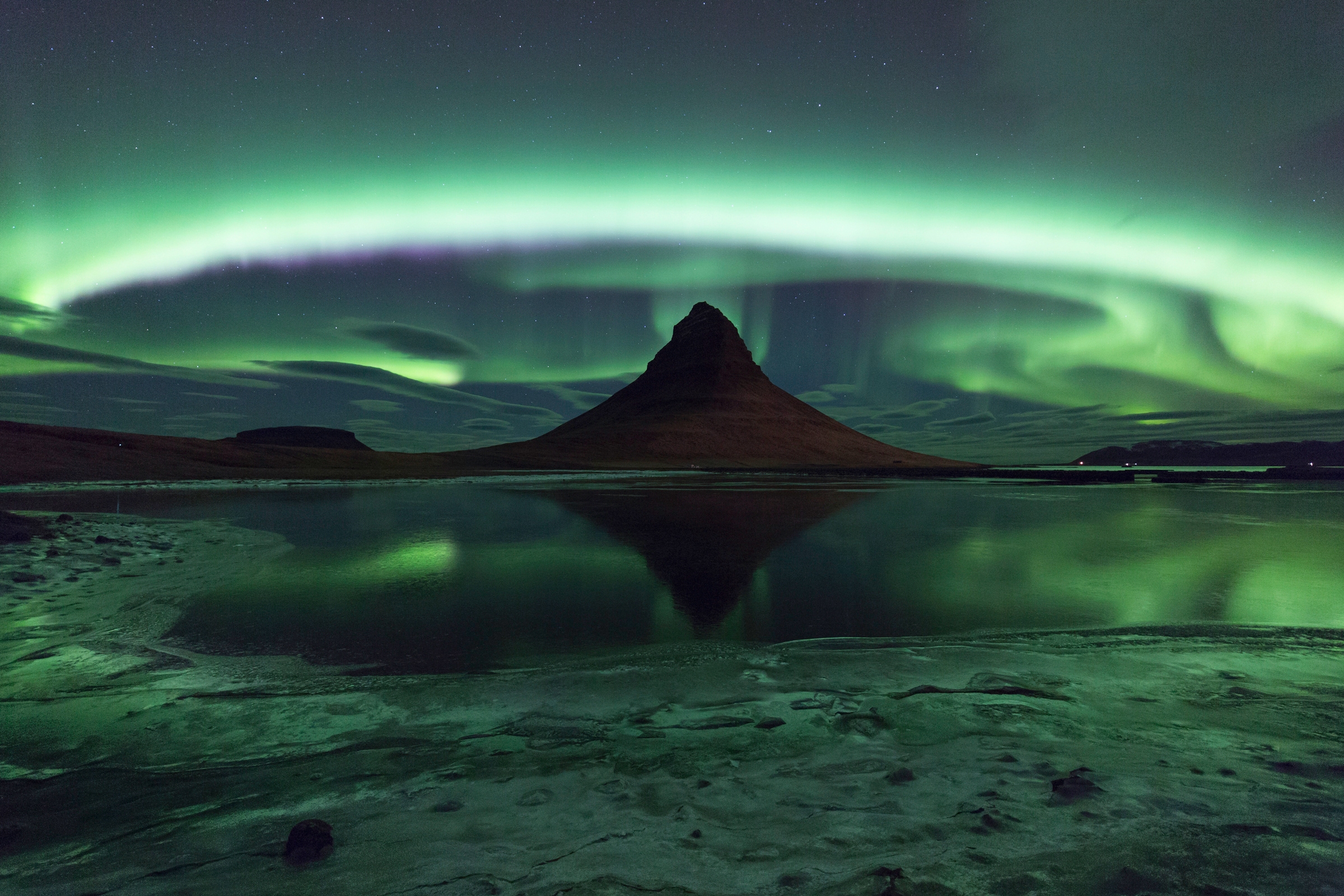 Papermoon Fototapete »Photo-Art PHILIP EAGLESFIELD, KIRKJUFELL AURORA«