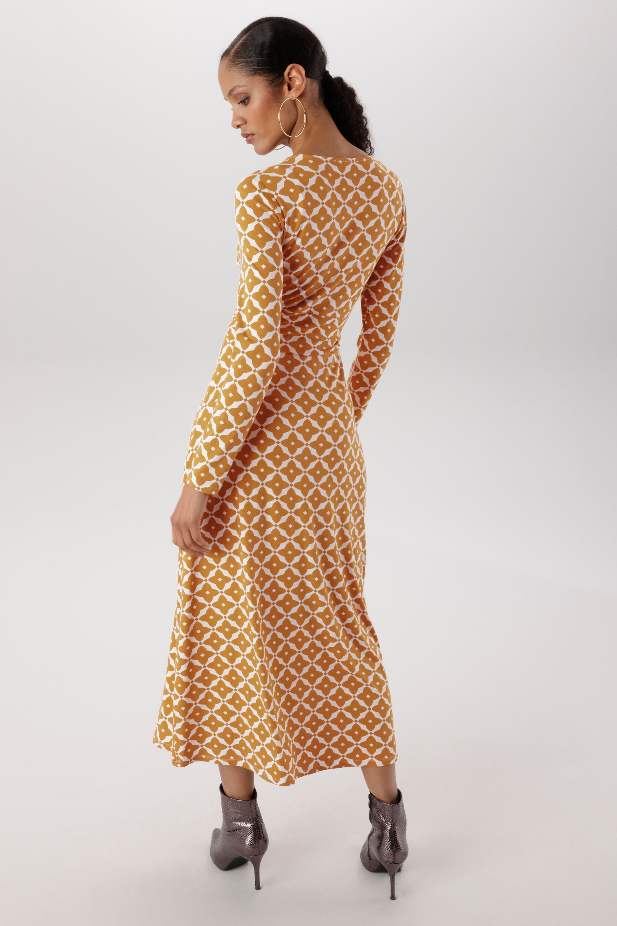 Aniston SELECTED Robe midi mit eleganten, grafischen Druckverlauf