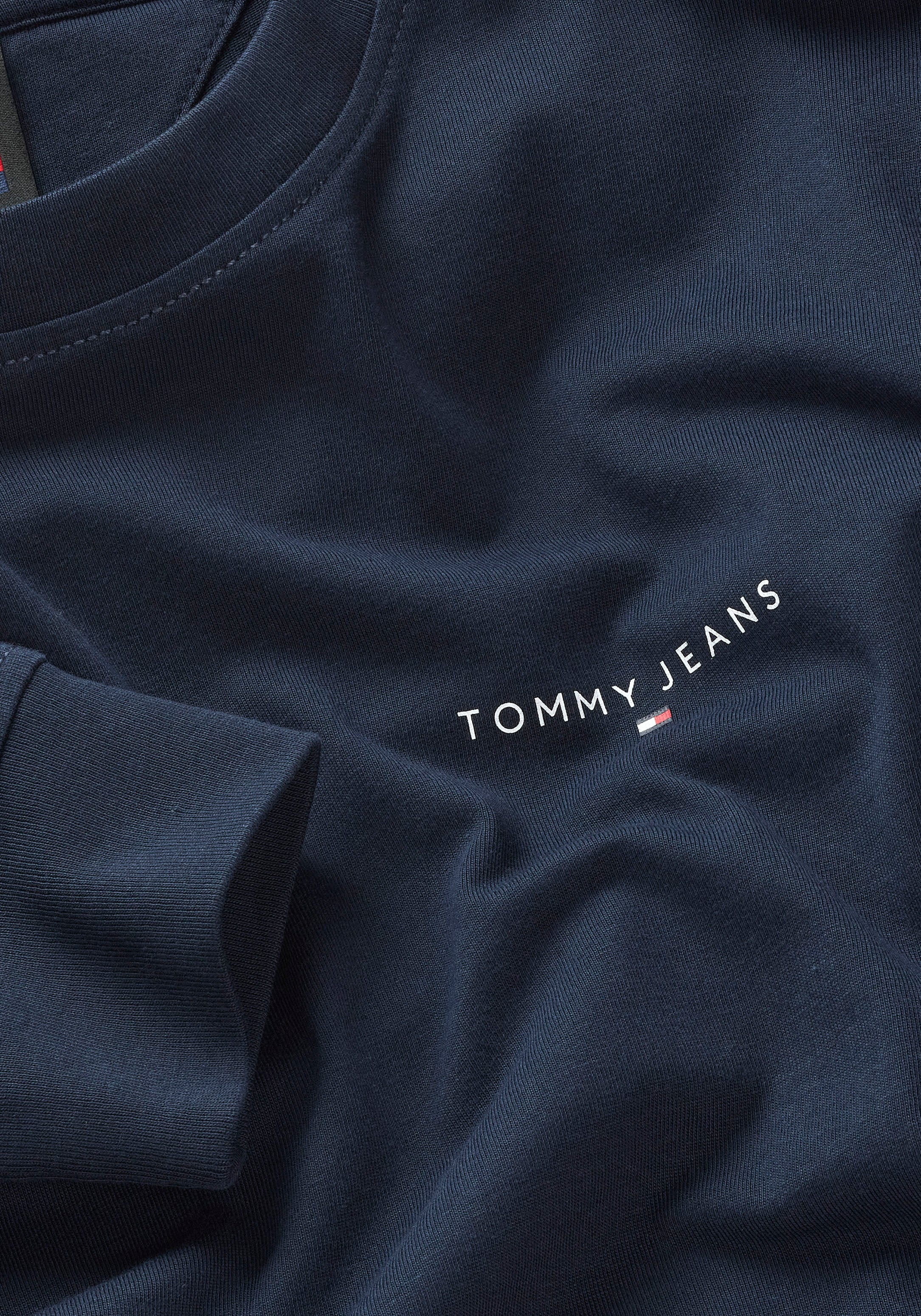 Tommy Jeans Langarmshirt »TJM SLIM LINEAR CHST L/S TEE EXT«, mit Logodruck