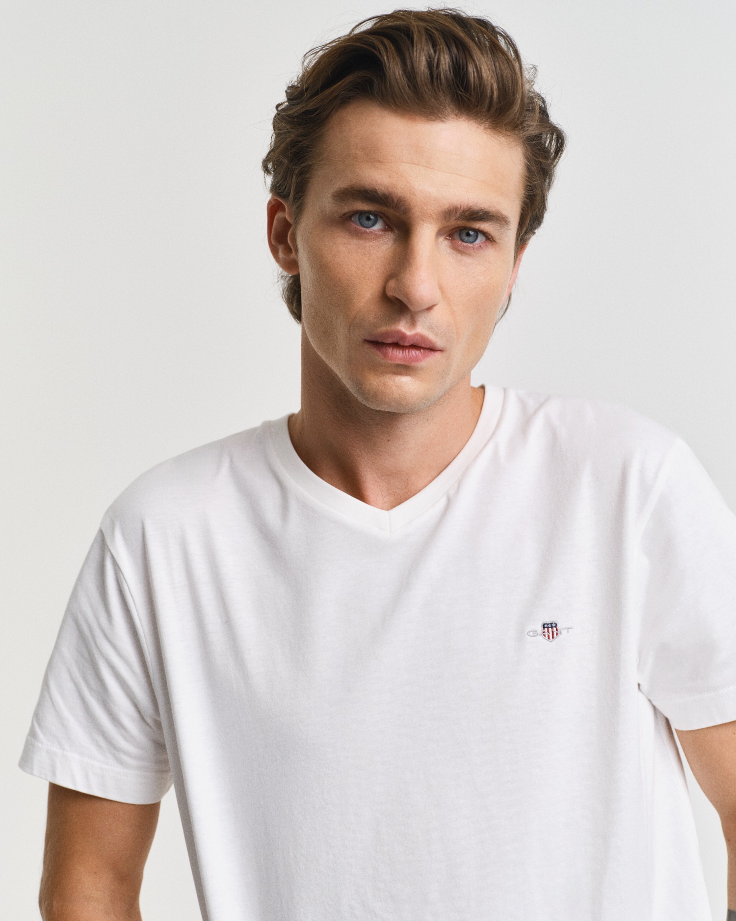 Gant T-Shirt »SLIM SHIELD V-NECK T-SHIRT«, mit einer kleinen Logostickerei auf der Brust
