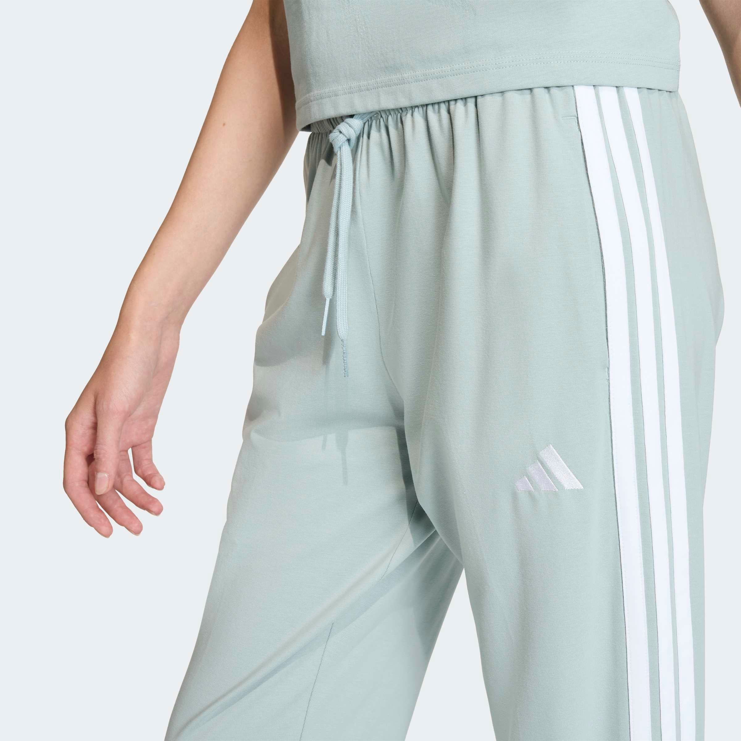 adidas Sportswear Pantalon de sport »ESSENTIALS 3-STREIFEN«  Lässig geschnitten, hoher Bund, schmal zulaufende Beinform
