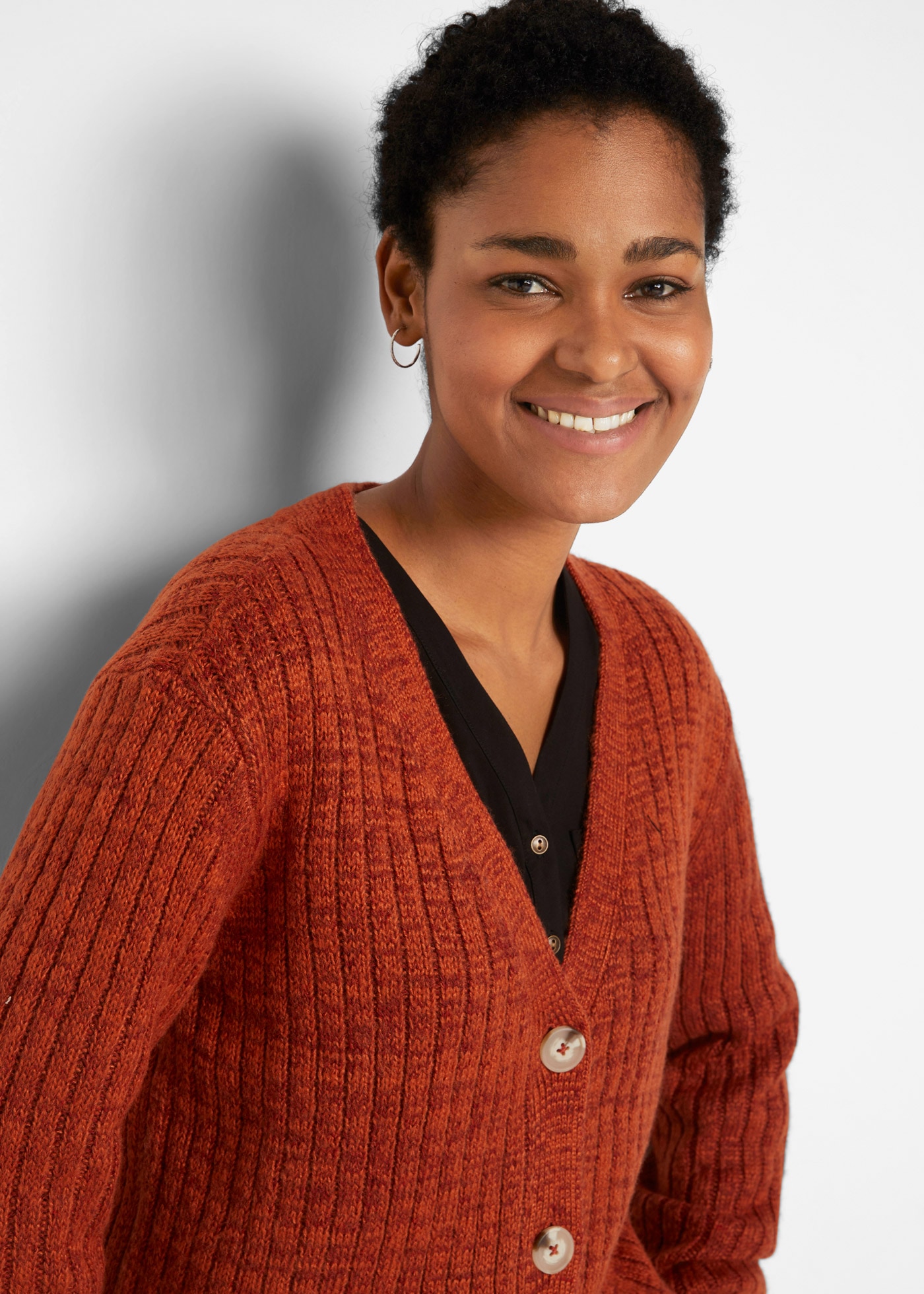 bonprix Veste en tricot »Grobe Strickjacke mit recycelter Baumwolle« bequeme Passform, melierte Optik, mit dekorativen Knöpfen