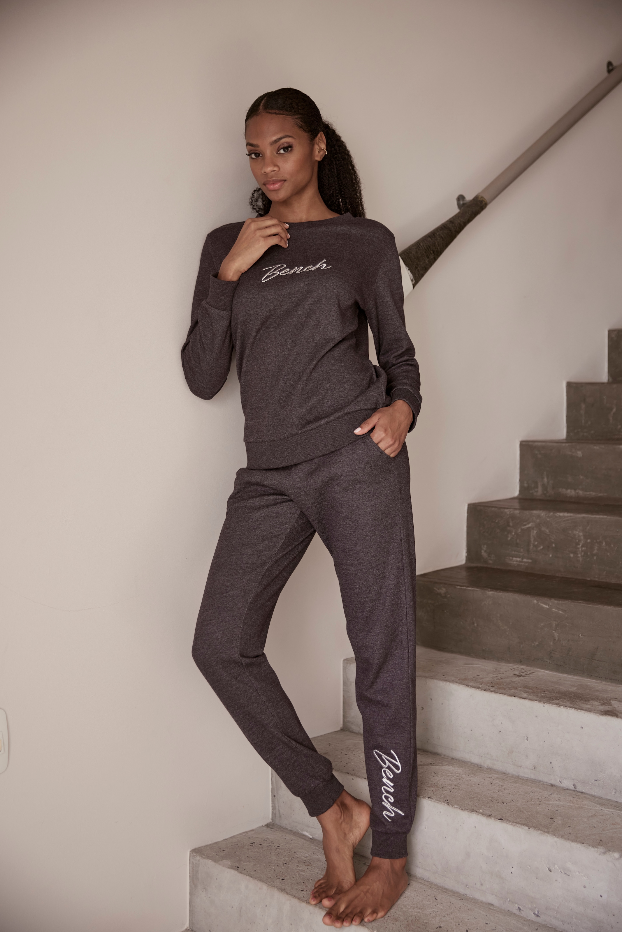 Bench. Loungewear Sweatshirt »-Loungeshirt«, mit glänzender Logostickerei, Loungewear, Loungeanzug