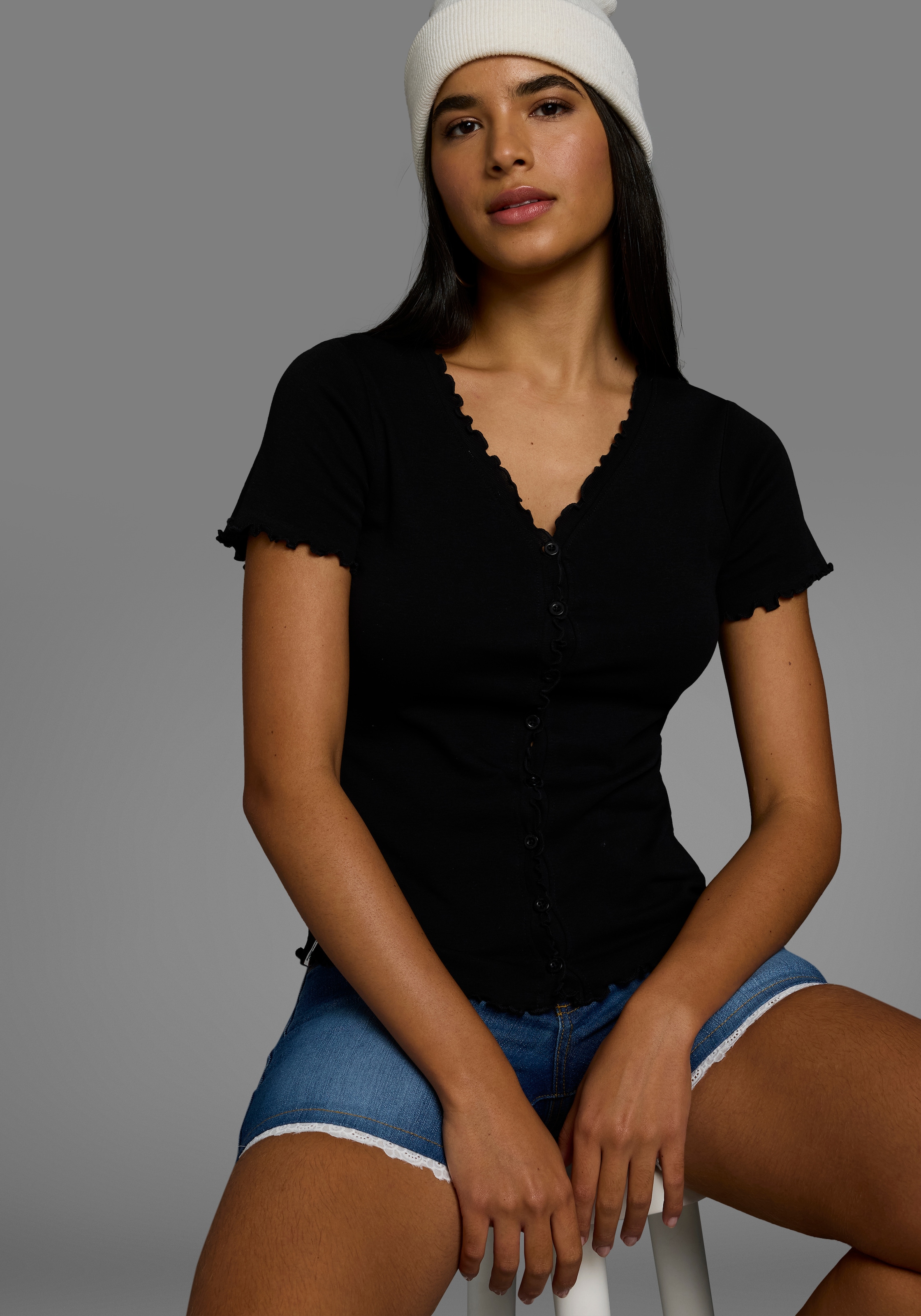 KangaROOS T-Shirt, mit Knopfleiste und verspieltem Rollsaum