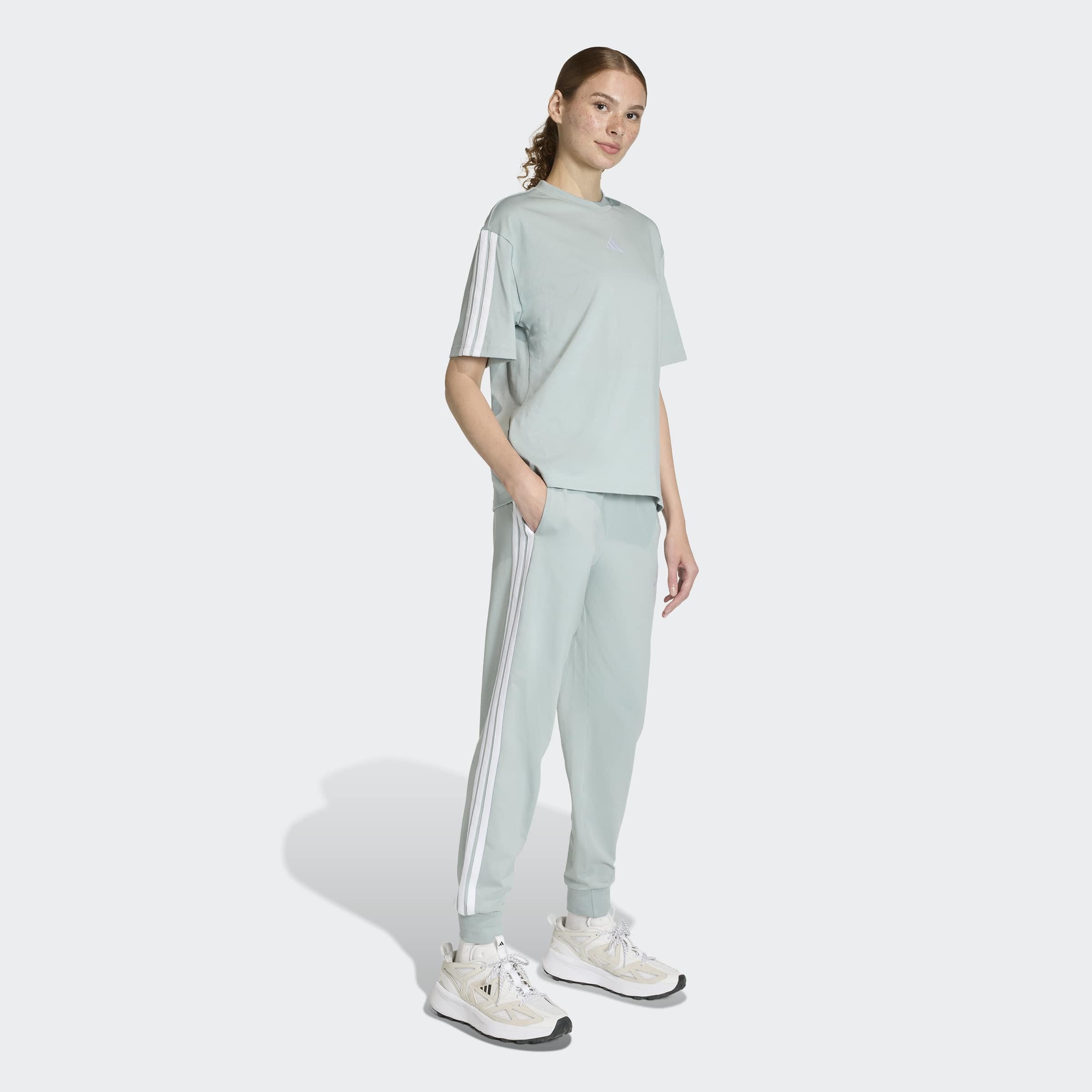 adidas Sportswear Pantalon de sport »ESSENTIALS 3-STREIFEN«  Lässig geschnitten, hoher Bund, schmal zulaufende Beinform