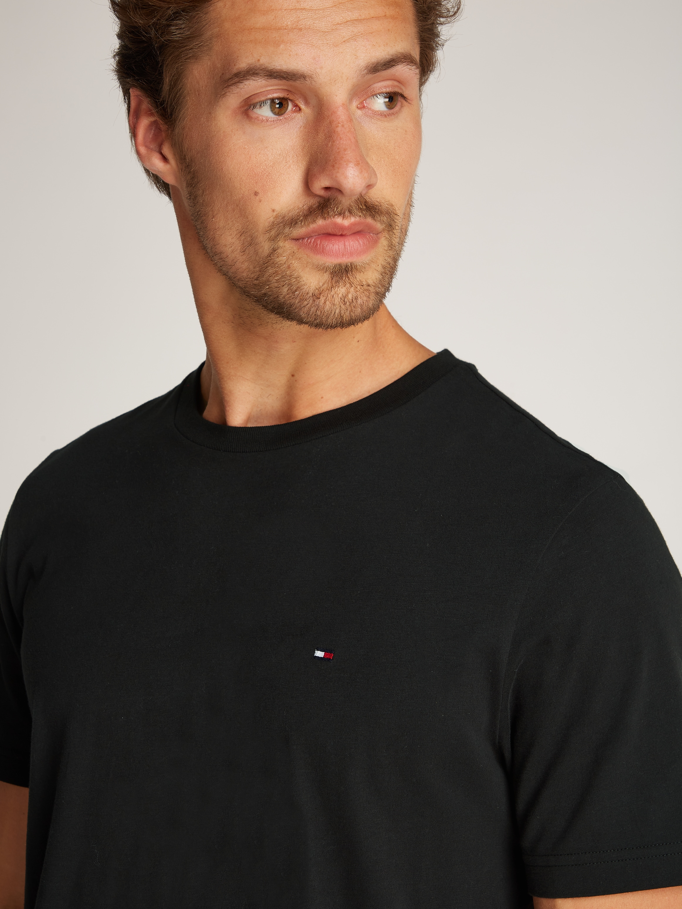 Tommy Hilfiger T-Shirt »ESSENTIAL REG FIT SOLID TEE mit Stickerei und Rundhals«, unifarben, casual, regular fit, Baumwolle, Rundhals