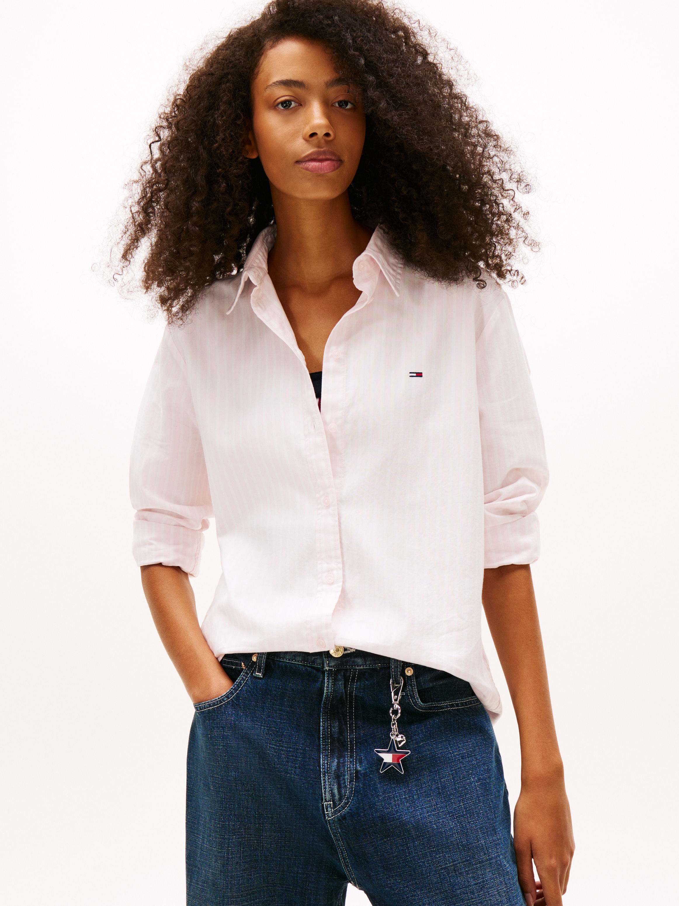 Tommy Jeans Hemdbluse »TJW REG OXFORD SHIRT« mit Logostickerei, abgerundeter Saum