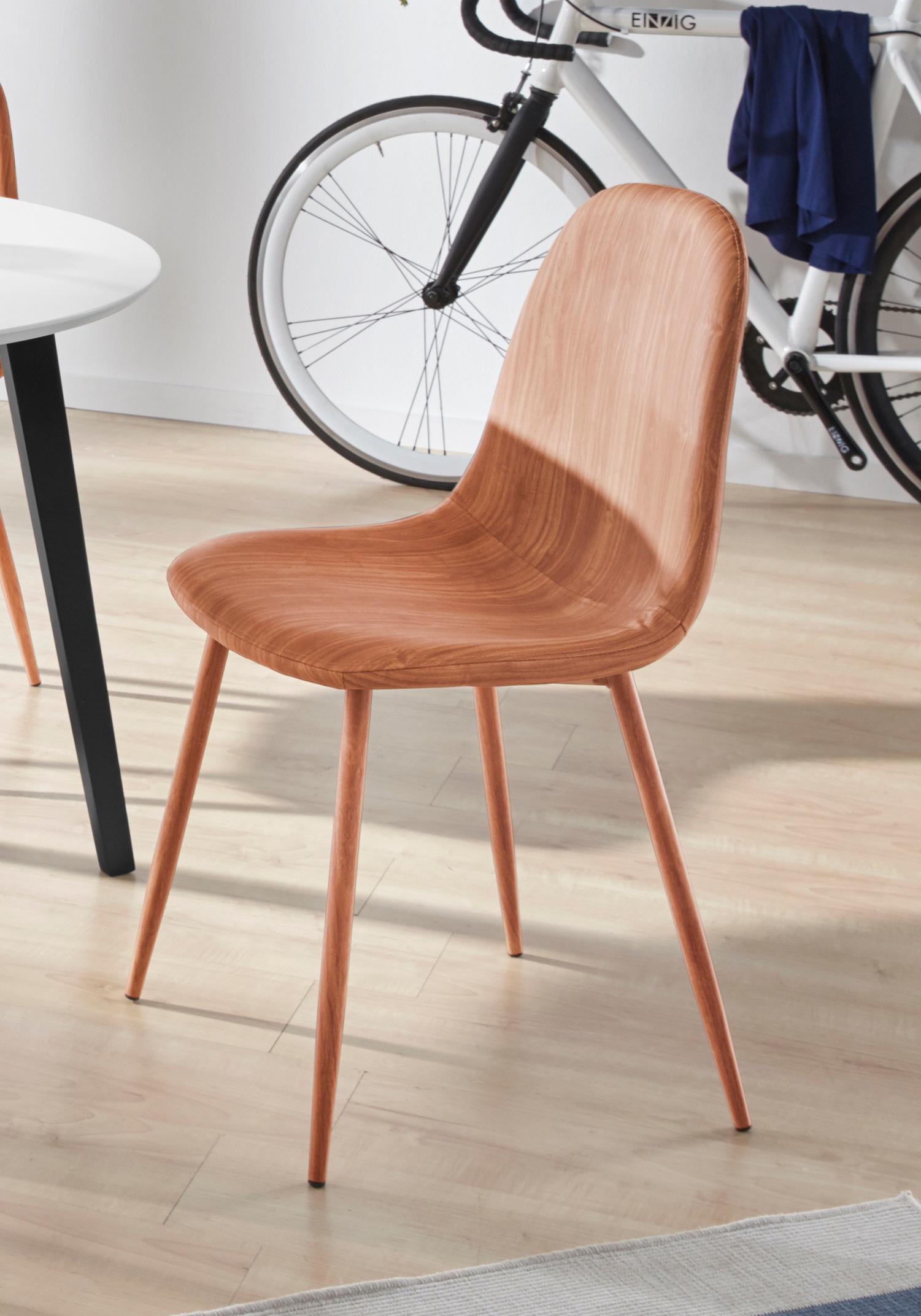 Image of INOSIGN Esszimmerstuhl »Blackburn«, Kunstleder, aus pflegeleichtem Kunstleder und Metallbeinen, in 2 verschiedenen Farbvarianten, Sitzhöhe 49 cm bei Ackermann Versand Schweiz