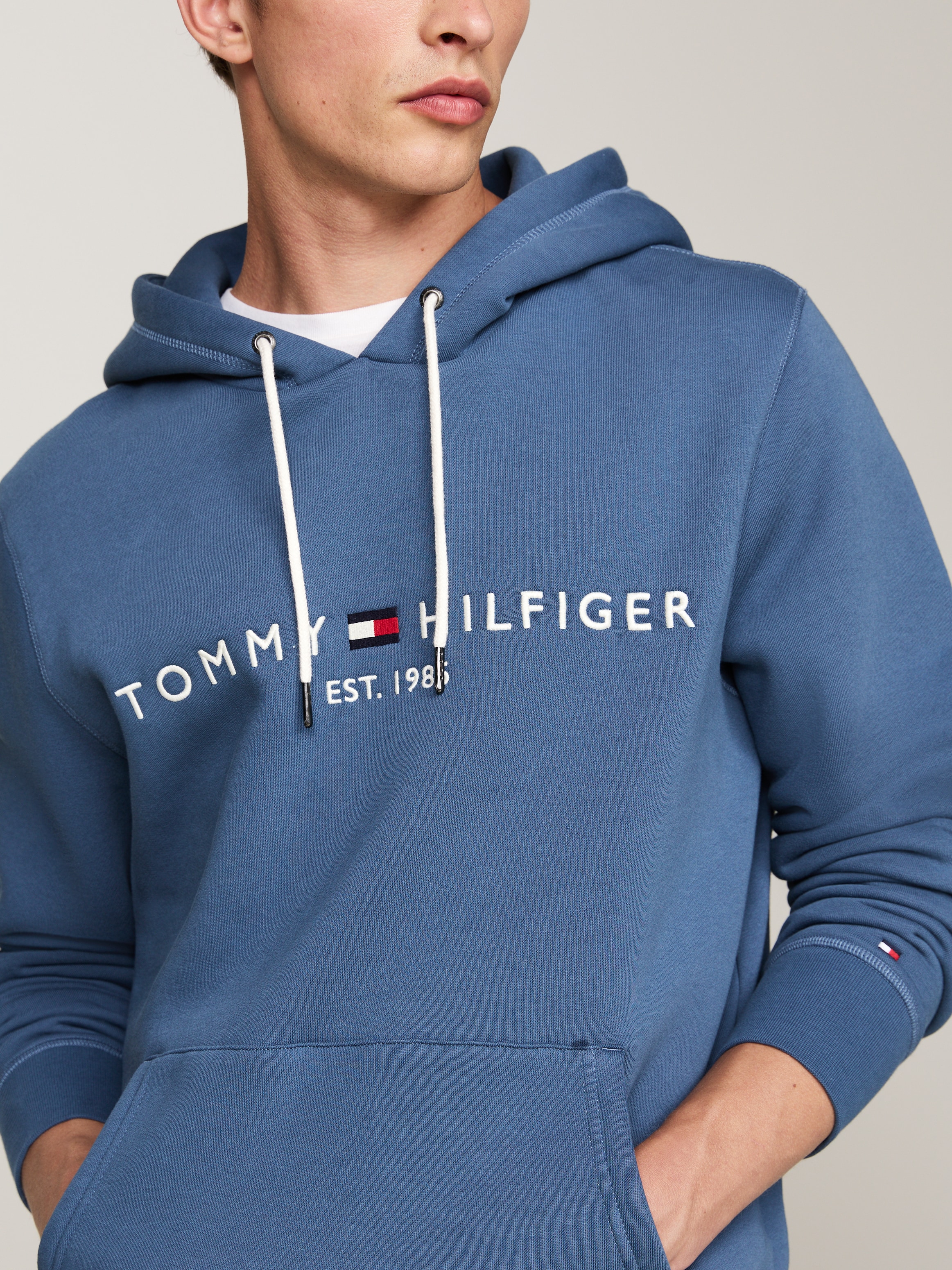 Tommy Hilfiger Kapuzensweatshirt »TOMMY LOGO HOODY«, mit Kapuze und Kängurutasche