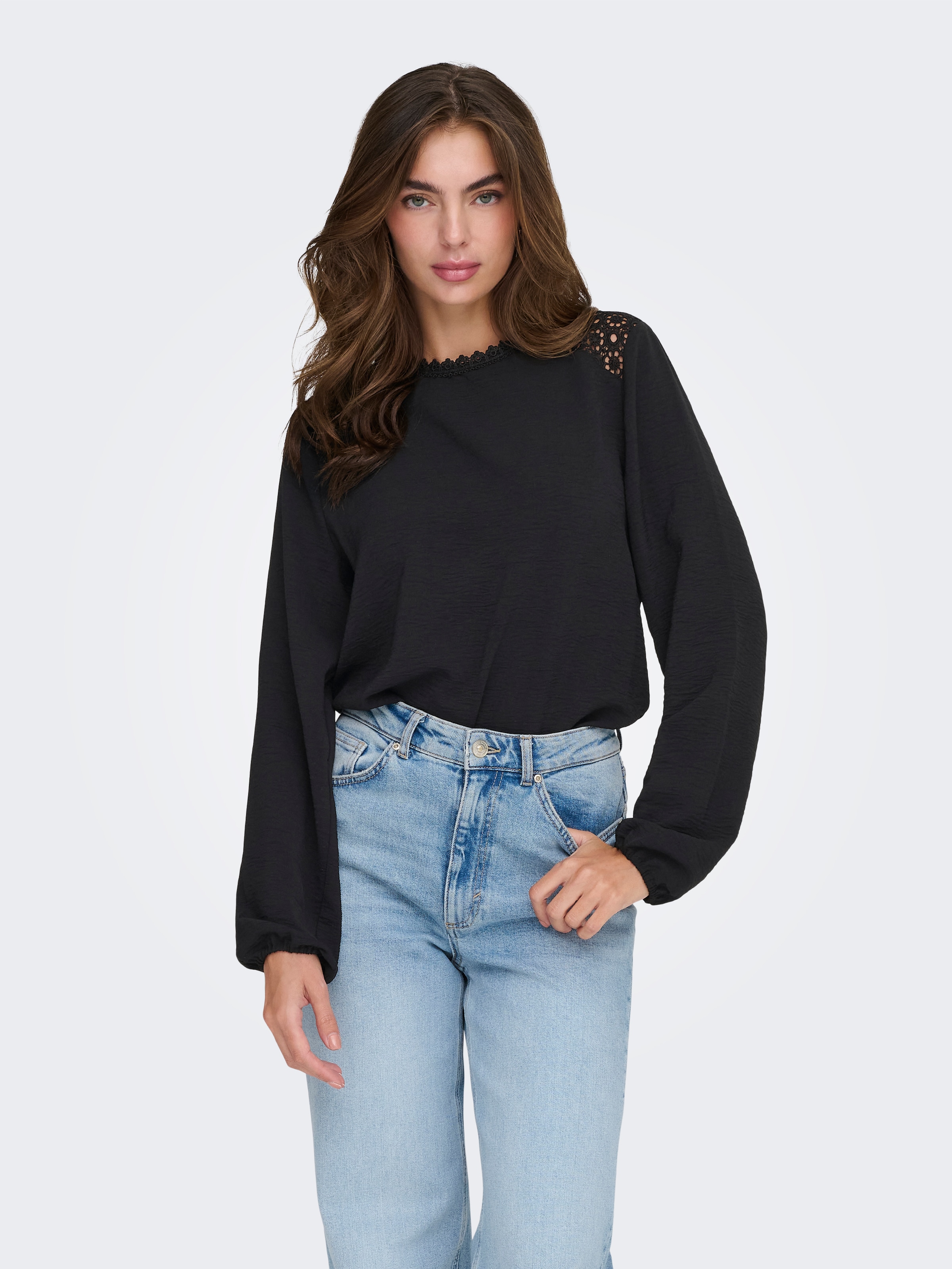 ONLY Shirtbluse »ONLKATCHA LIFE LS O-NECK LACE TOP CS WVN« Kunstfaser, regular fit, mit Spitzen Detail