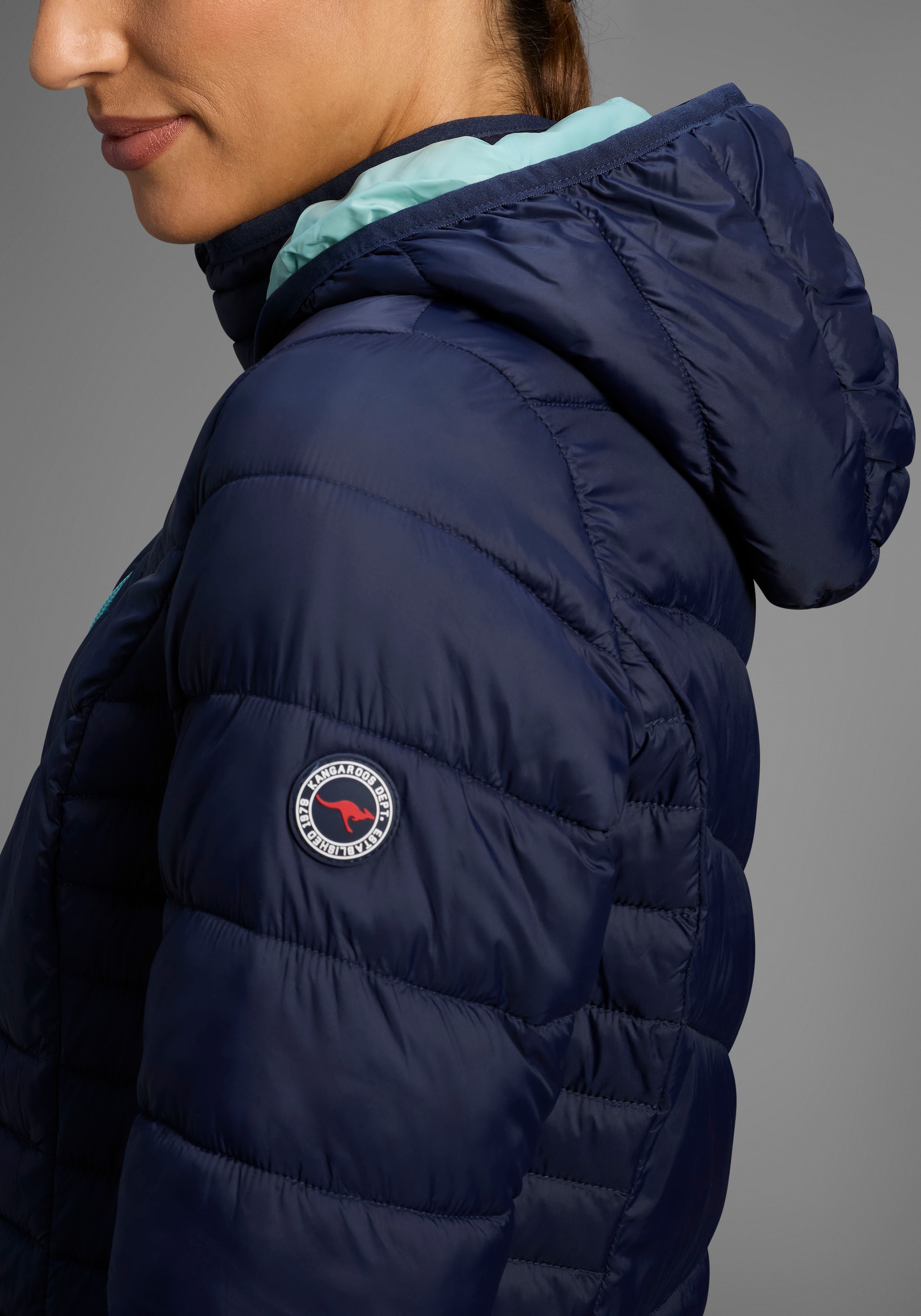 KangaROOS Steppjacke mit Kapuze für den Übergang,  aus leichtem Webmaterial,  figurbetonter Schnitt