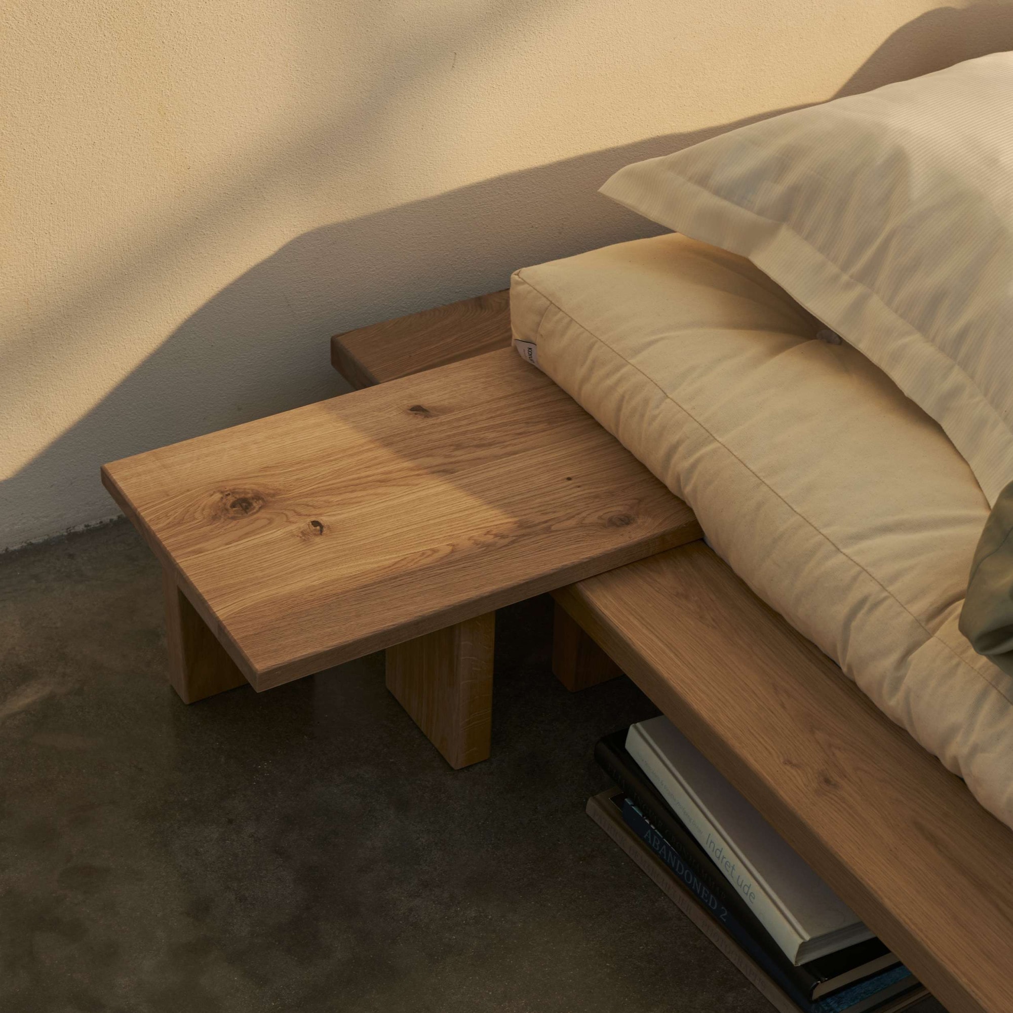 Karup Design Nachttisch »Japan Bed side table, FSC®-zertifiziertes Massivholz, made in Europe« B 45 cm, T 34 cm, H 23 cm. Beidseitig ansetzbar,  Eiche, speziell für Japan Bed entworfen ? perfekt integriert & passend