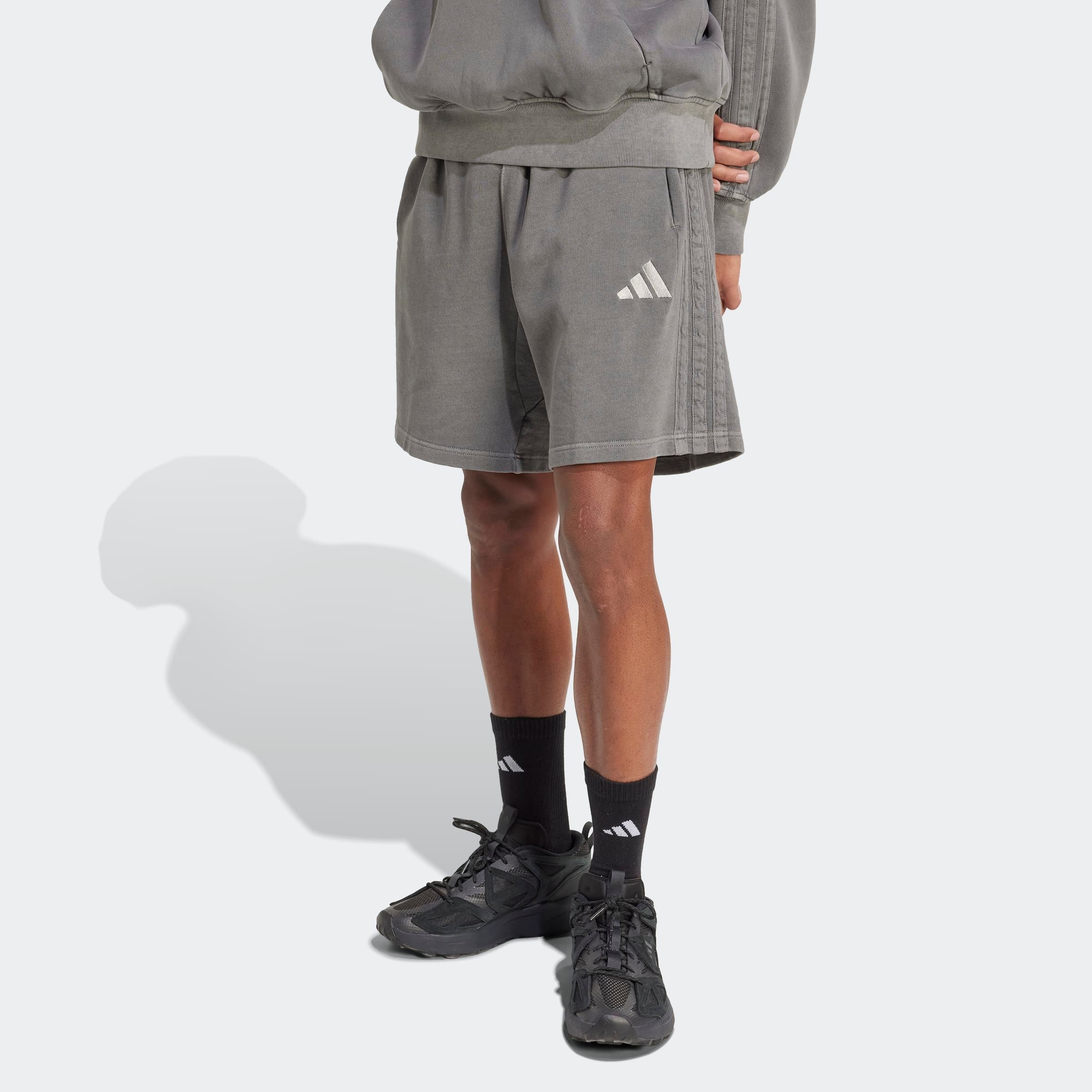 adidas Sportswear Shorts »M A SZN W FT SH«  lockere Passform, 20 cm Innenbeinlänge, mit Kordelverschluss