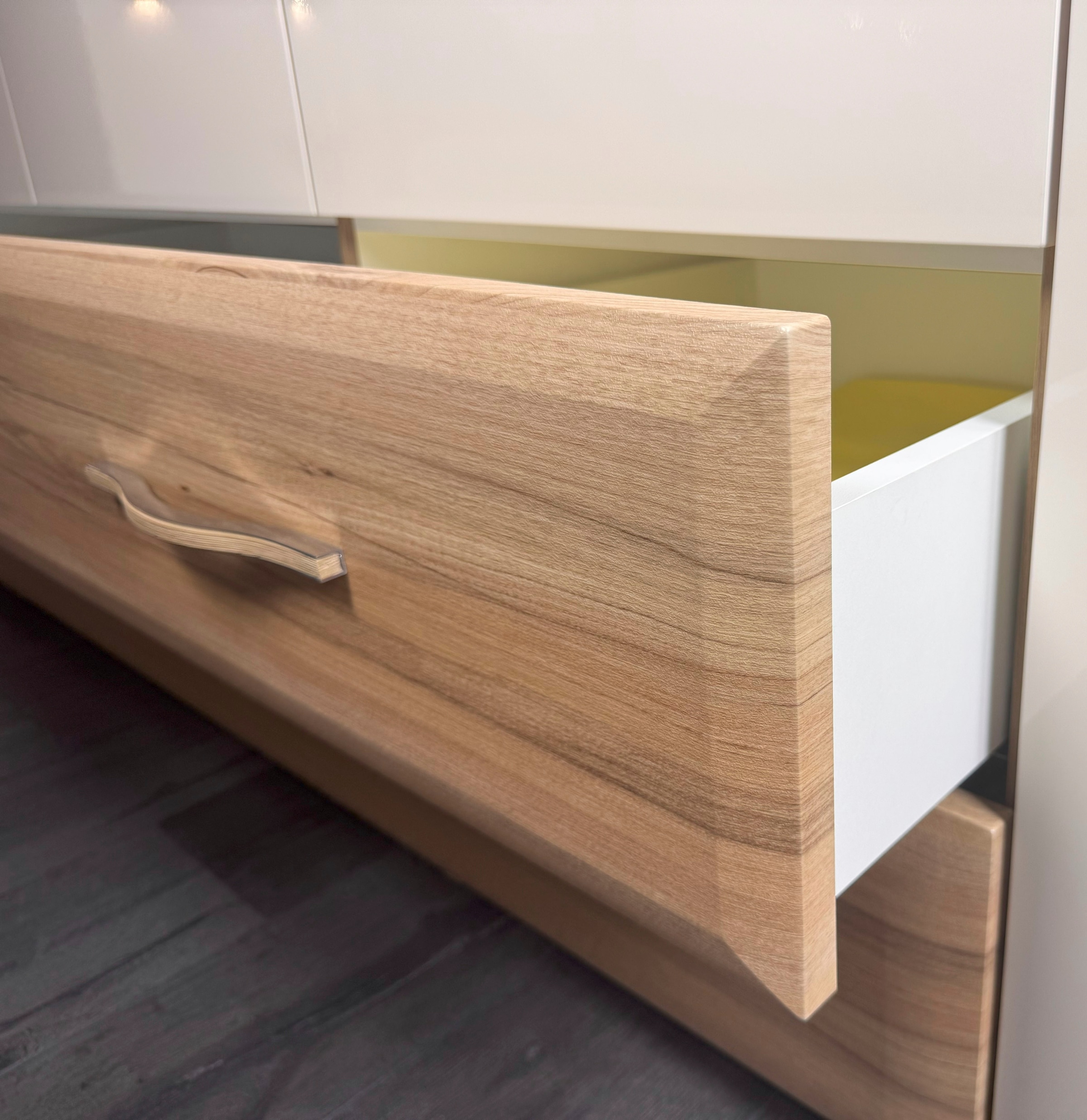 GOODproduct Armoires à vêtements »Gala, beige hochglänzend UV lackiert, kratzfest, FSC-zertifiziert« tiroirs arrondis en MDF décor bois, fermeture douce,  armoire haute (224cm), disponible en 4 largeurs, Made in Europe