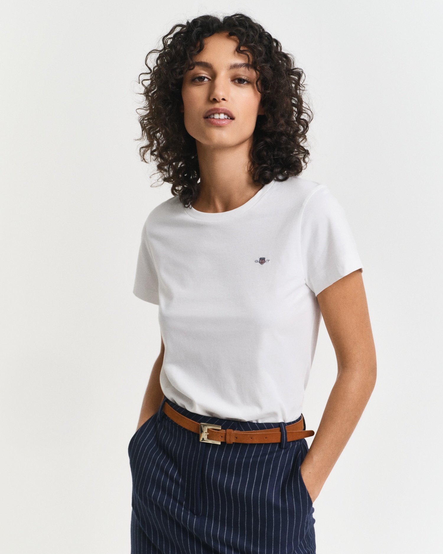 Image of Gant T-Shirt "REG SHIELD KA T-SHIRT" mit einer kleinen aufgestickten Wappen-Grafik auf der Brust