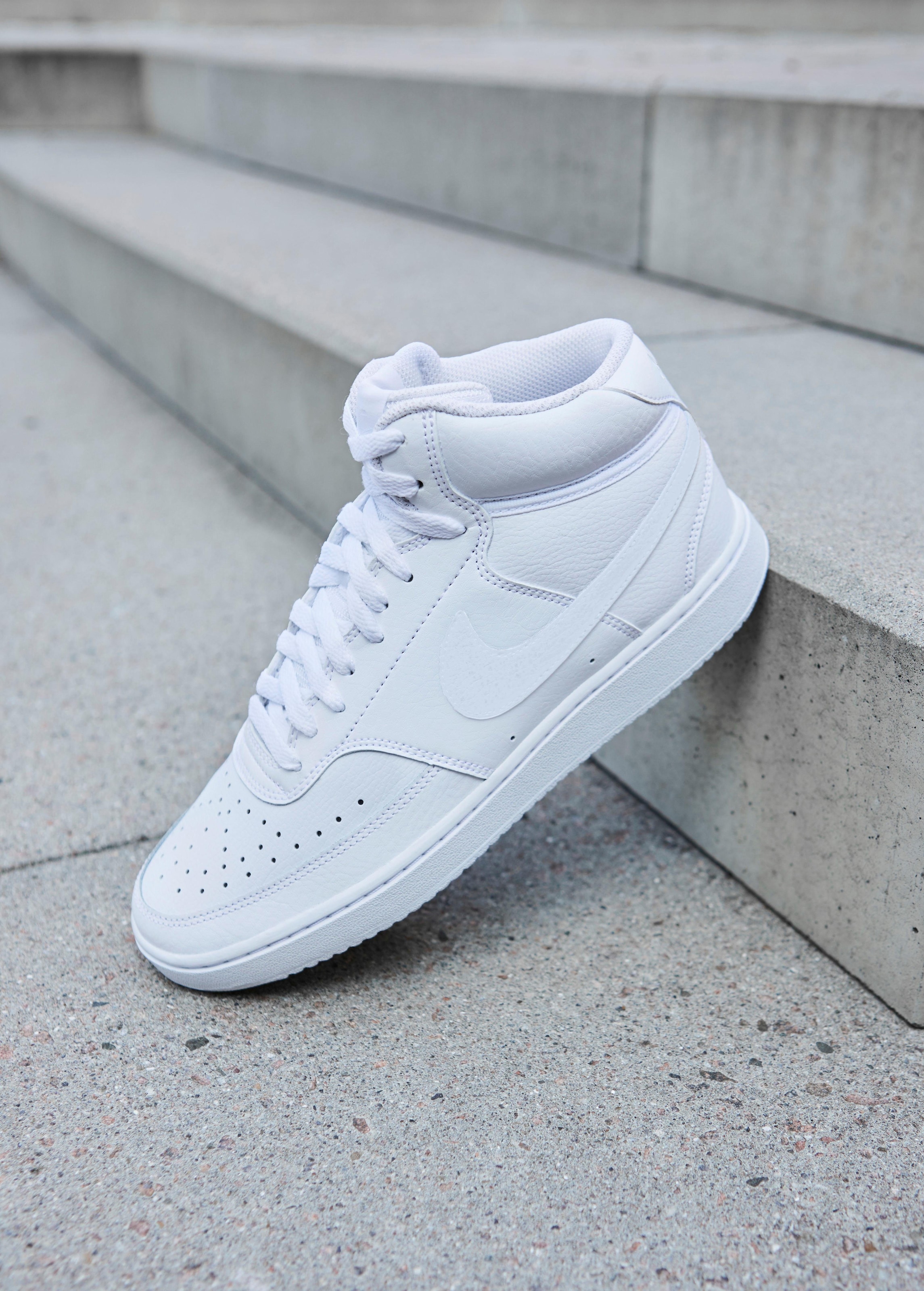 Nike Sportswear Sneaker »Wmns Court Vision Mid«, Design auf den Spuren des Air Force 1