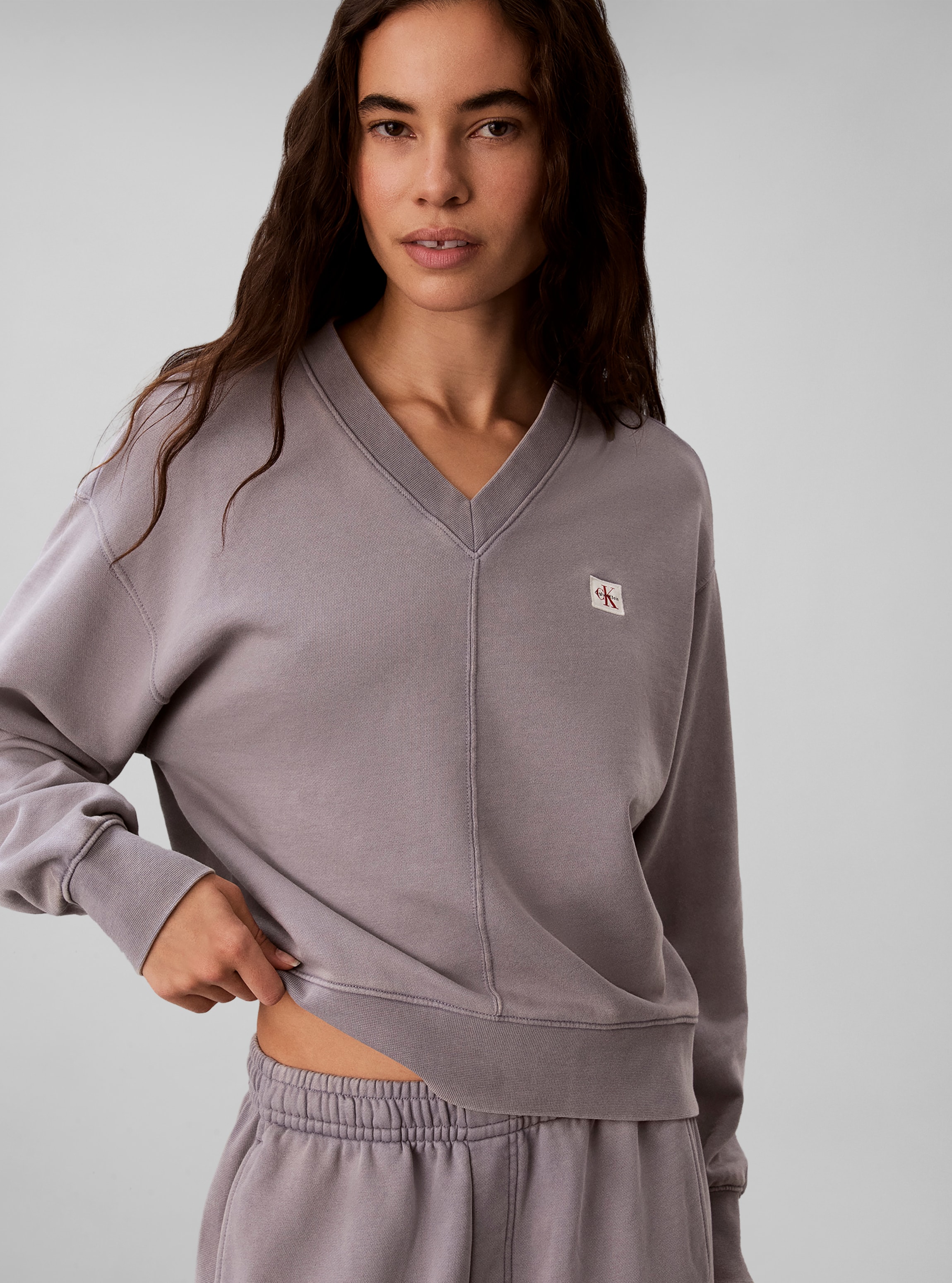 Image of Calvin Klein Sweatshirt "WOVEN LABEL TERRY V-NECK", Regular fit mit V-Ausschnitt