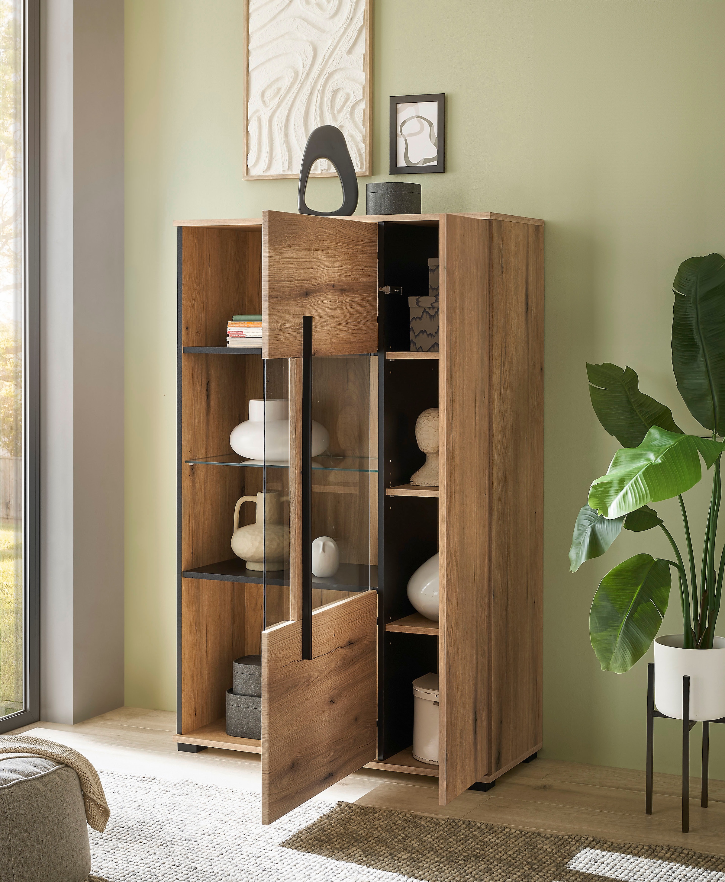INOSIGN Vitrine »Cantara, Vitrinenschrank in Eiche Evoke oder weiss, Standvitrine«, schwarzer Stangengriff, ausreichend Stauraum, vielseitig einsetzbar