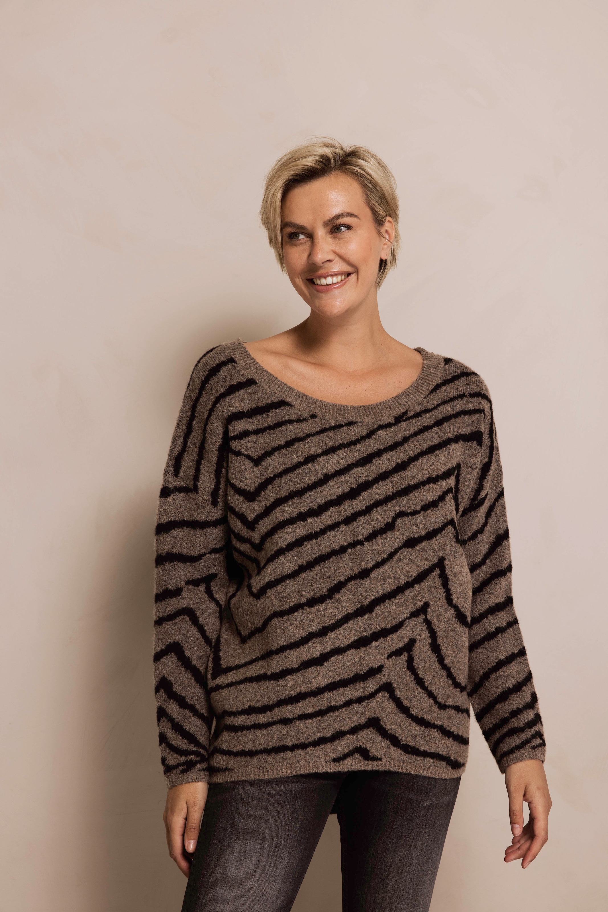 Image of Zhrill Strickpullover "ZHNINA ZEBRA" ohne Kragen, aus Polyacryl, Polyester, Wolle und Elasthan