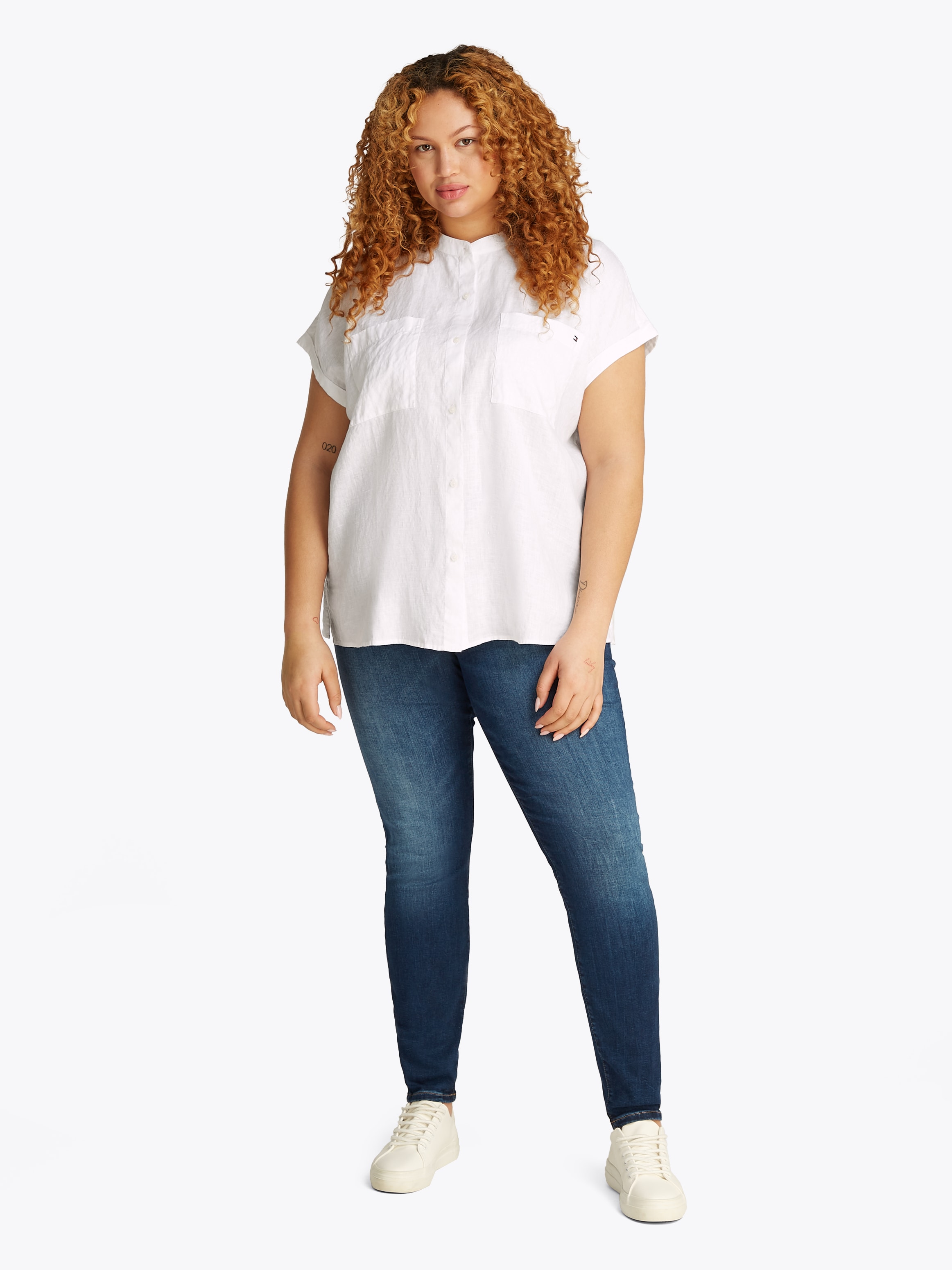 Tommy Hilfiger Curve Klassische Bluse »CRV ESS LI COLLARLESS S/S BLOUSE«, in Grossen Grössen, Leinenqualität, Logostickerei