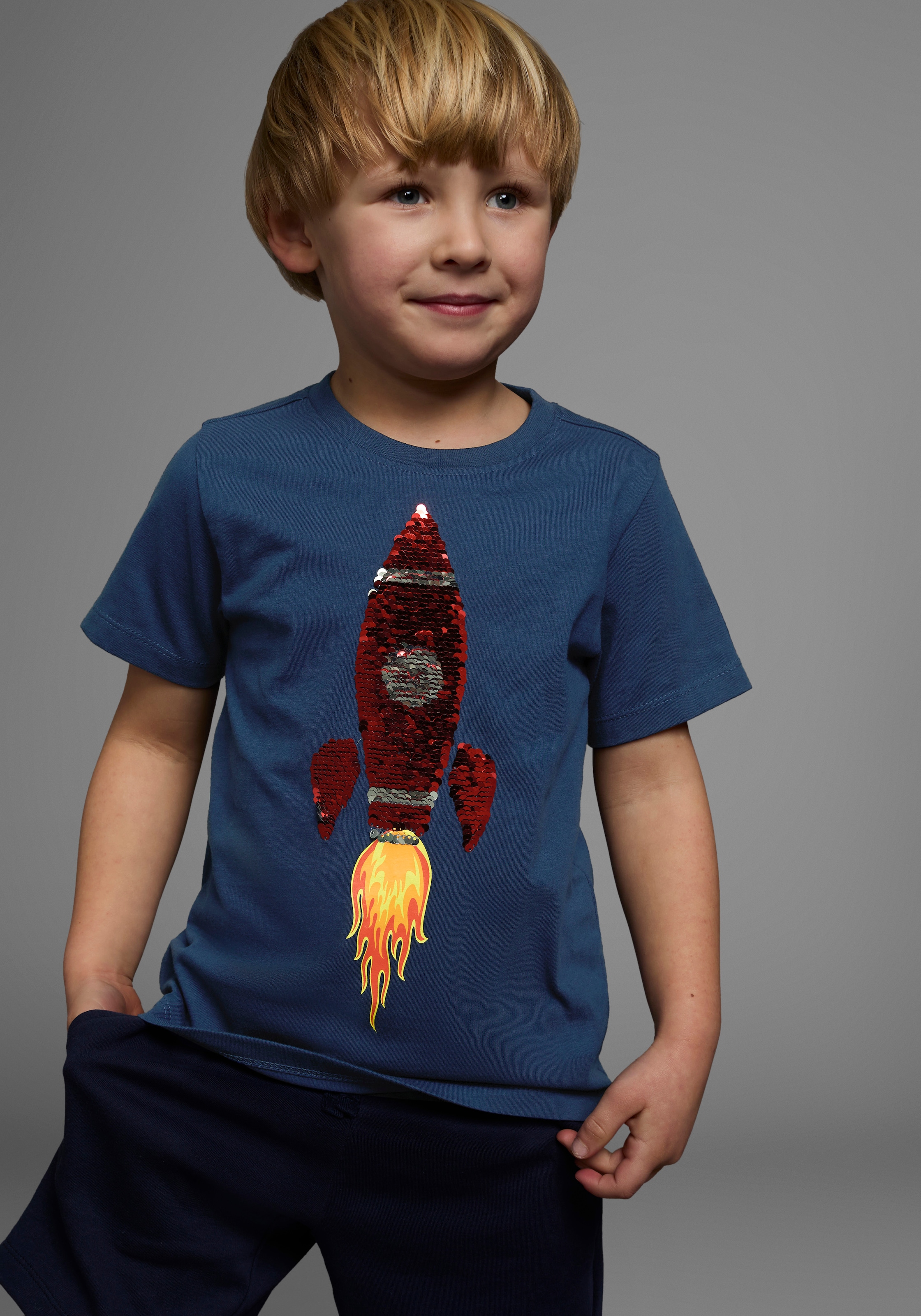 Image of KIDSWORLD T-Shirt "Mit Rakete aus Wendepailletten" Kurzarm, Basic-Passform, bedruckt, Rundhalsausschnitt