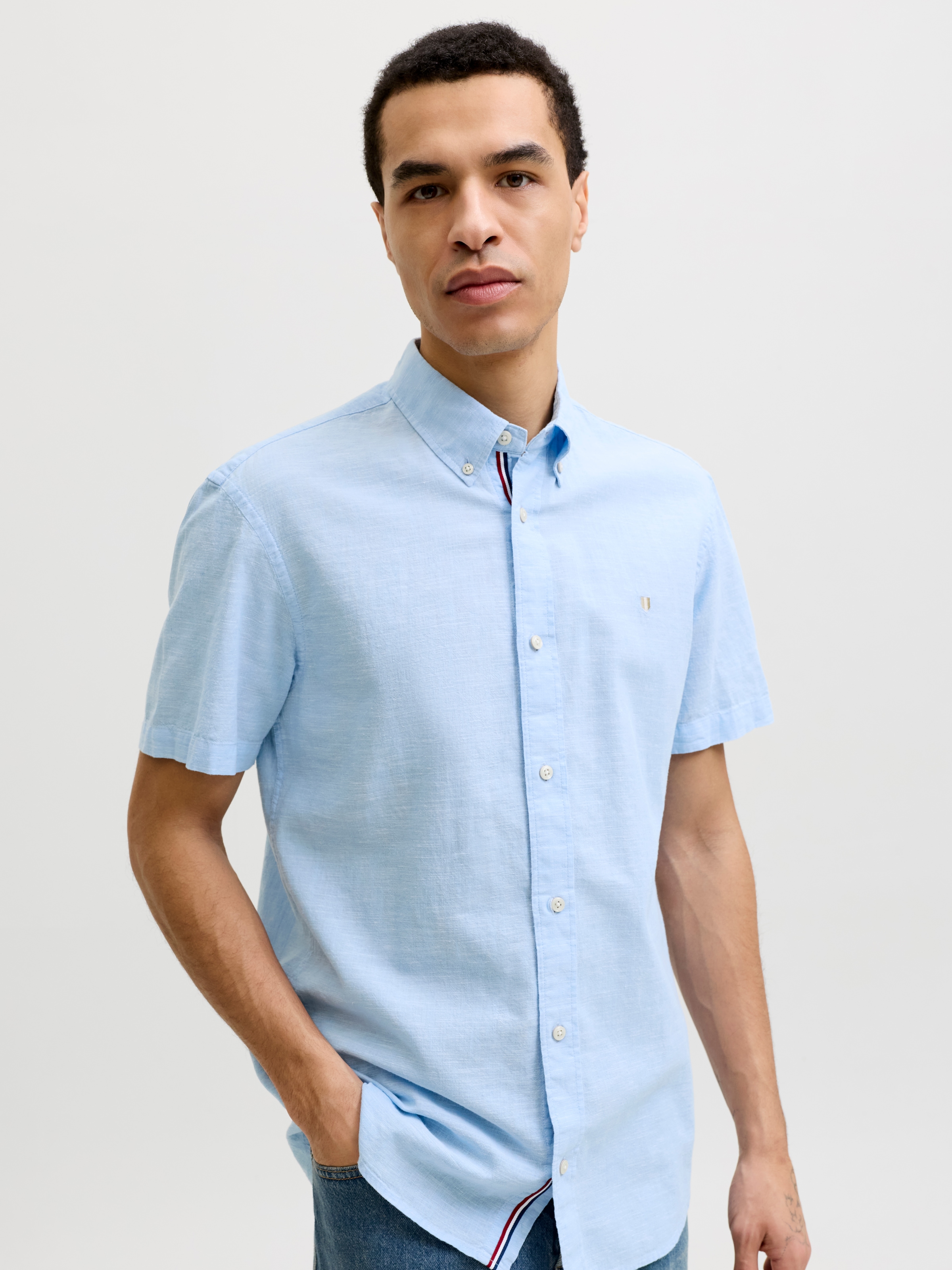 Jack & Jones Chemise à manches courtes »JPRBLUSUMMER LIN. BL. SHIELD SS SHIRT SN« avec broderie