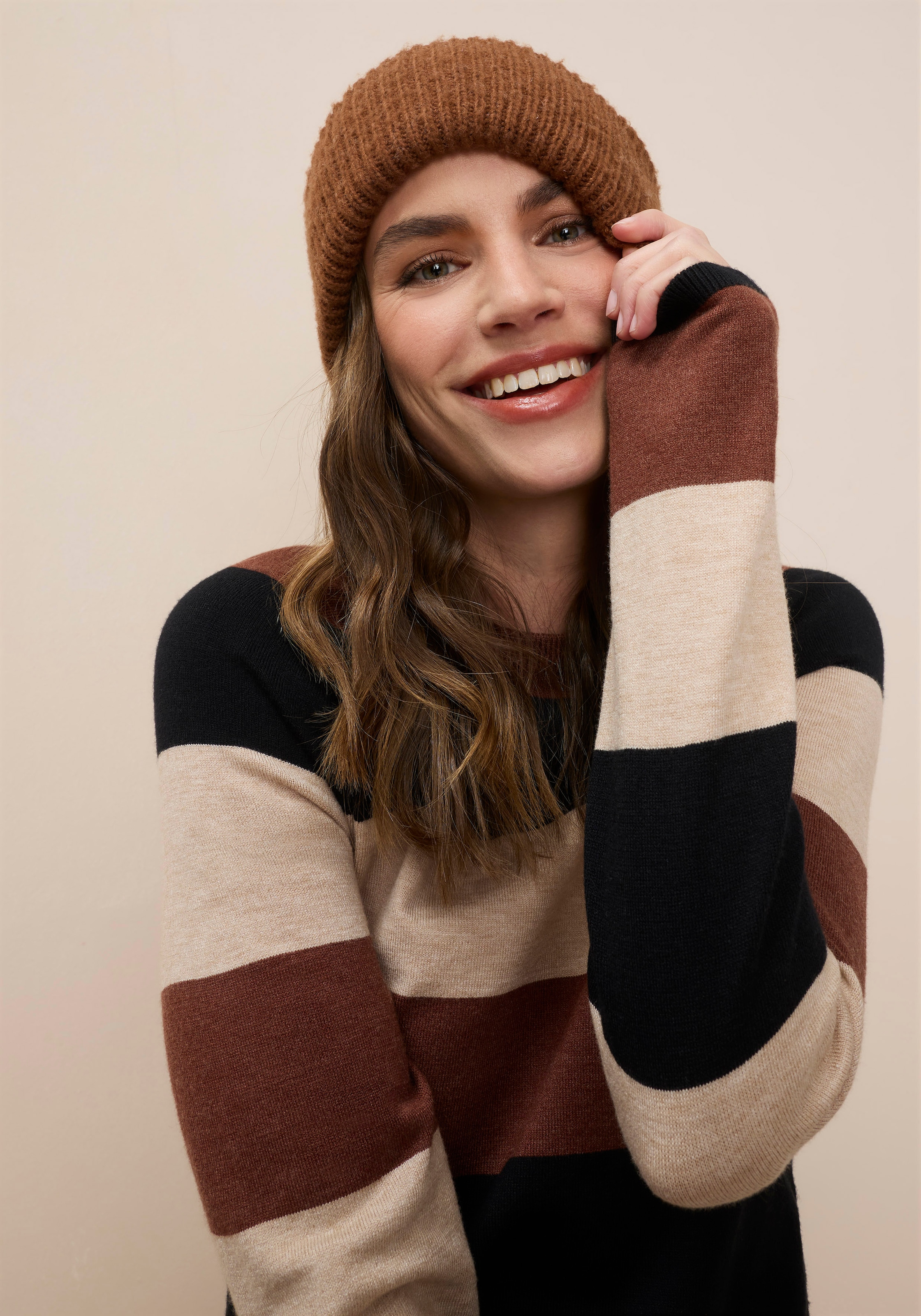 Tamaris Strickkleid mit modernen Streifen, ideal für die Übergangszeit