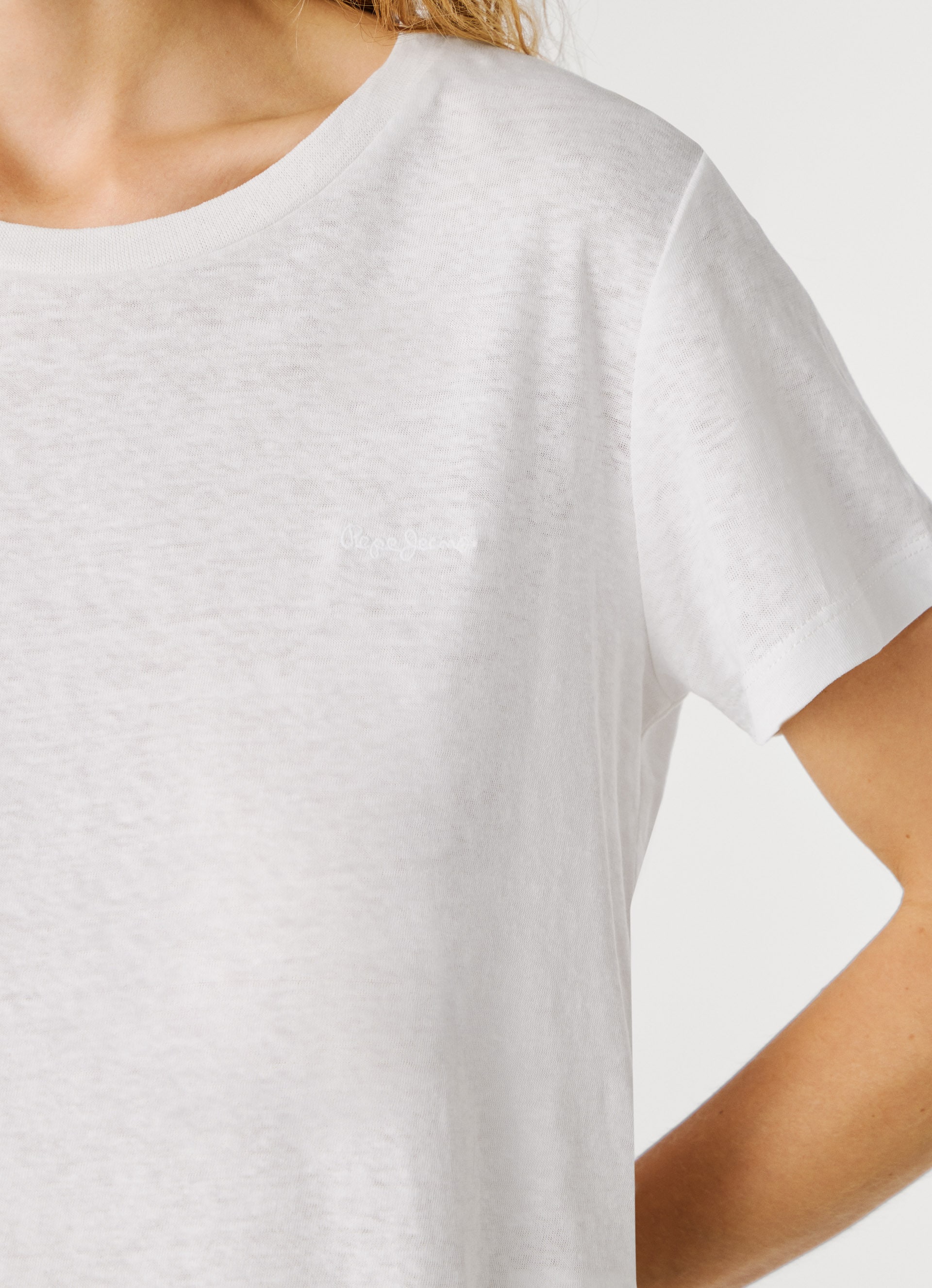 Pepe Jeans T-shirt »MEGAN« mit Leinenanteil, Logostickerei auf der Brust