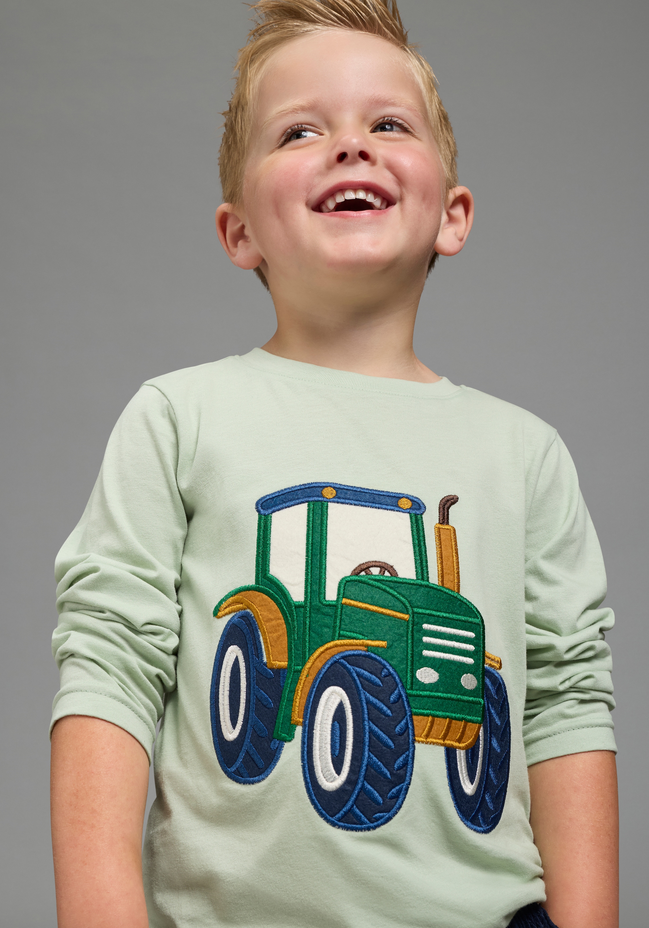 KIDSWORLD T-shirt à manches longues »Shirt mit grosser Traktor Frottee-Applikation« coupe basique longueur hanches, manches longues, style mode