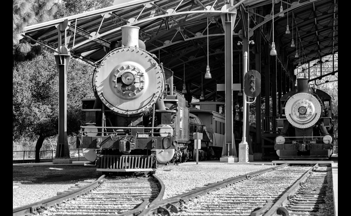 Image of Papermoon Fototapete "Bahnhof Schwarz & Weiss"
