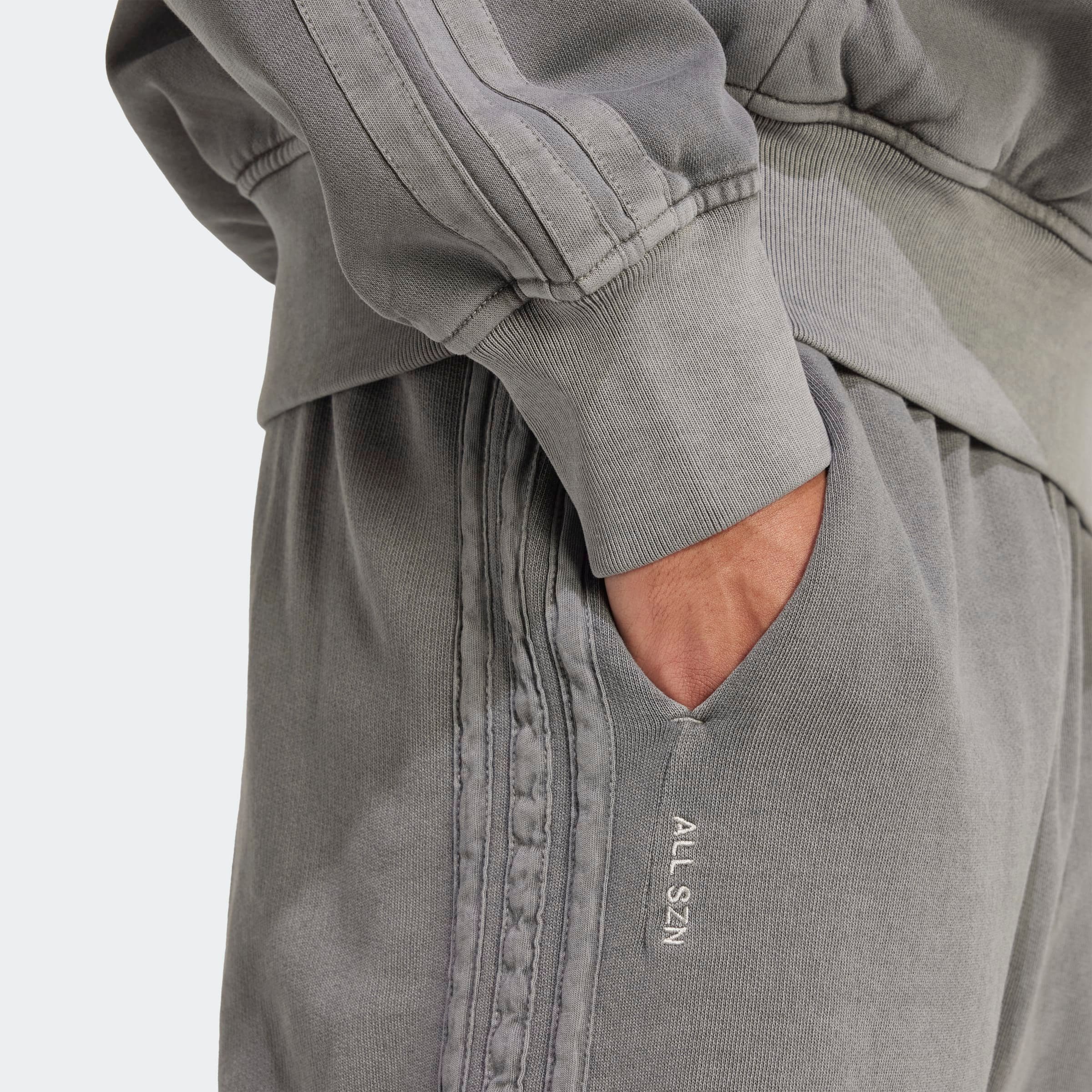 adidas Sportswear Shorts »M A SZN W FT SH«  lockere Passform, 20 cm Innenbeinlänge, mit Kordelverschluss