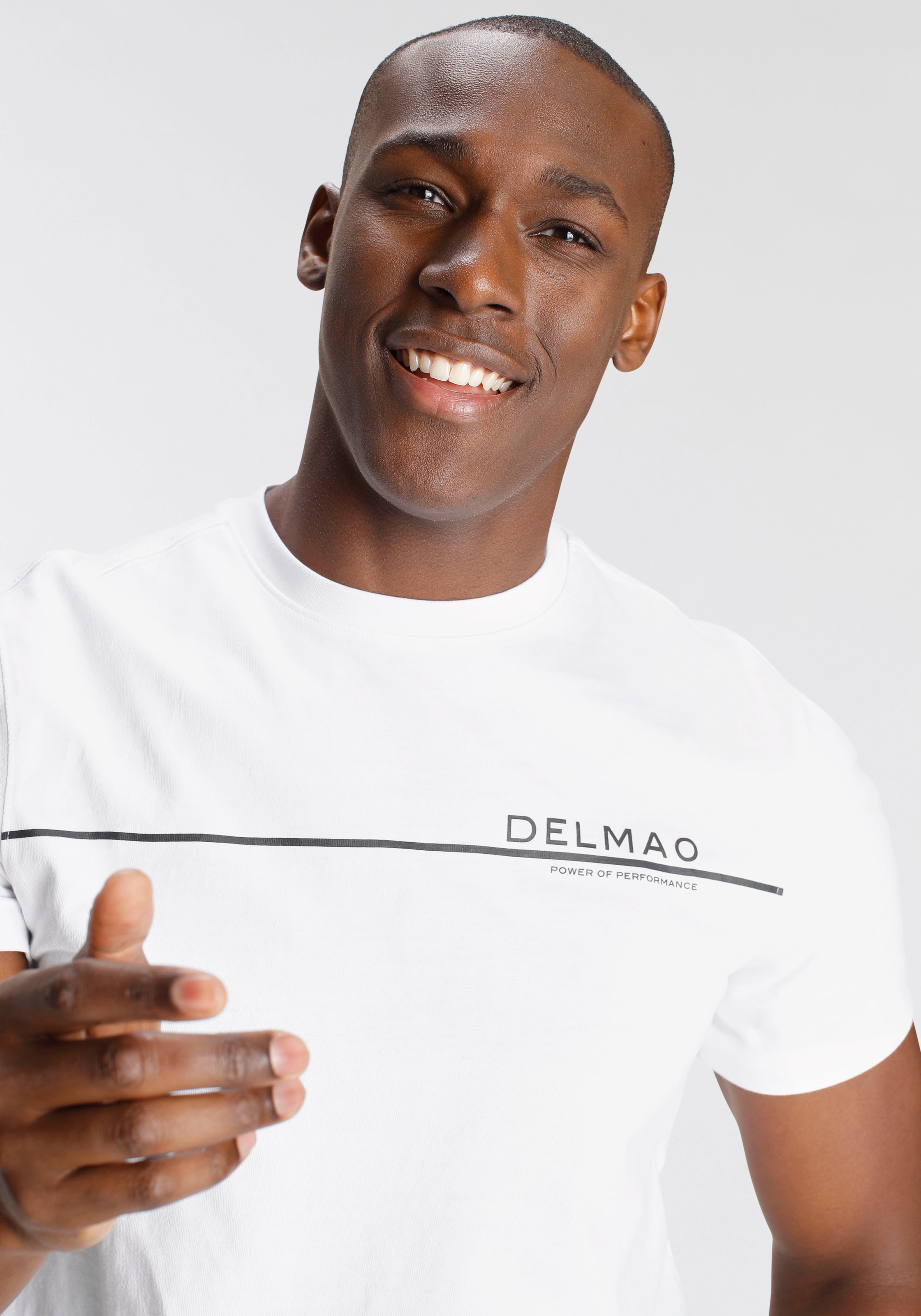 DELMAO T-Shirt, - mit Brustprint MARKE! modischem auf NEUE versandkostenfrei
